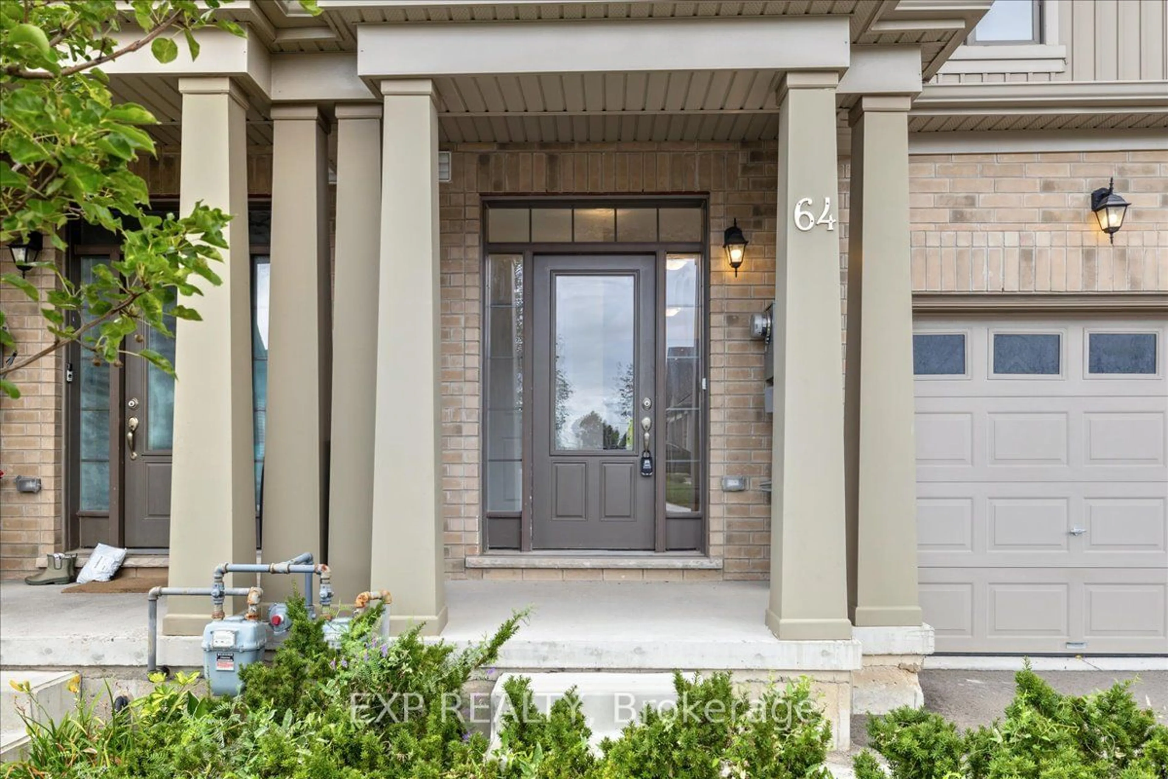 Indoor entryway, wood floors for 64 Cosmopolitan Common, St. Catharines Ontario L2M 0B8