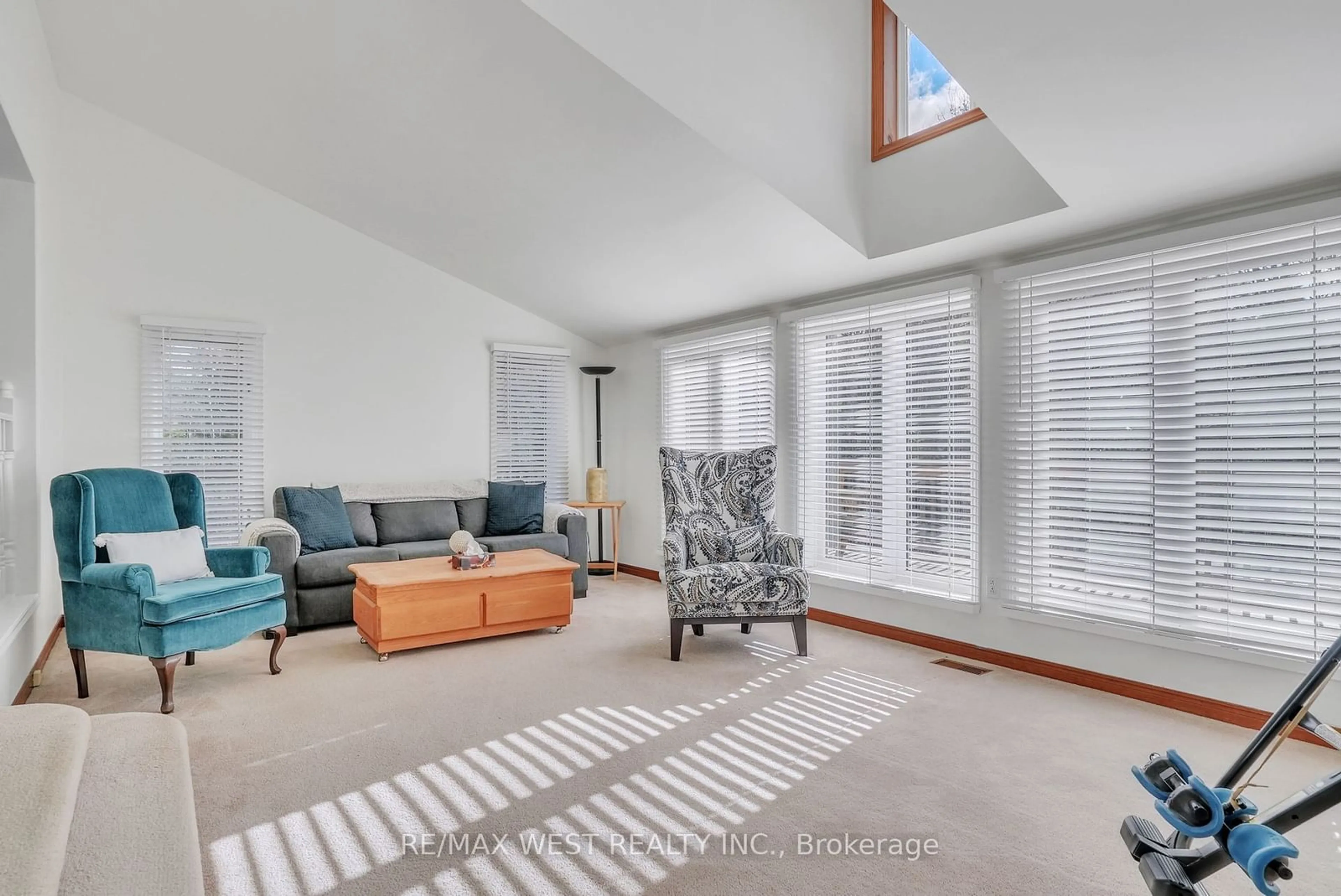 Living room, carpet floors for 1183 Echo Lake Rd, Lake of Bays Ontario P0B 1A0