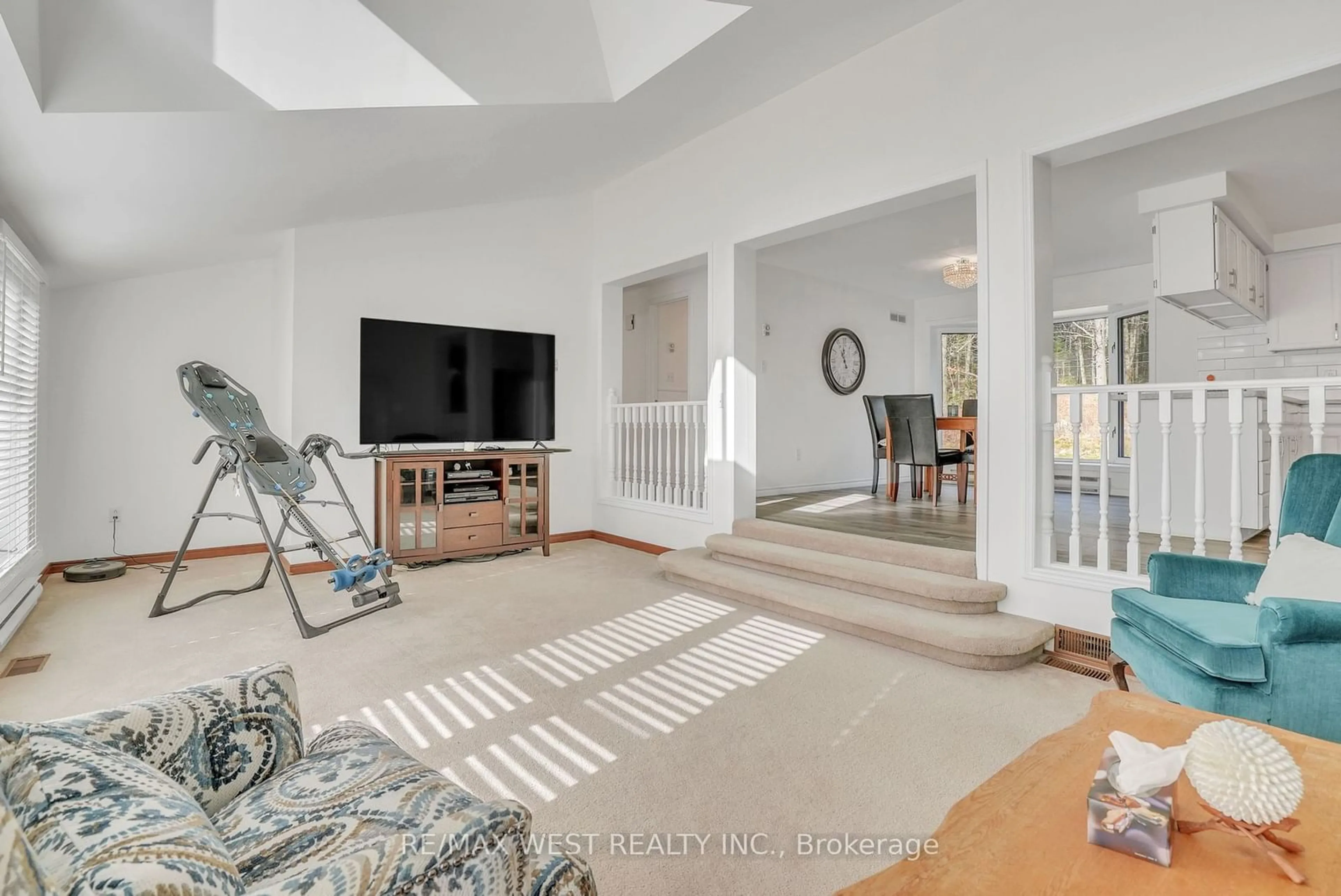 Living room, carpet floors for 1183 Echo Lake Rd, Lake of Bays Ontario P0B 1A0