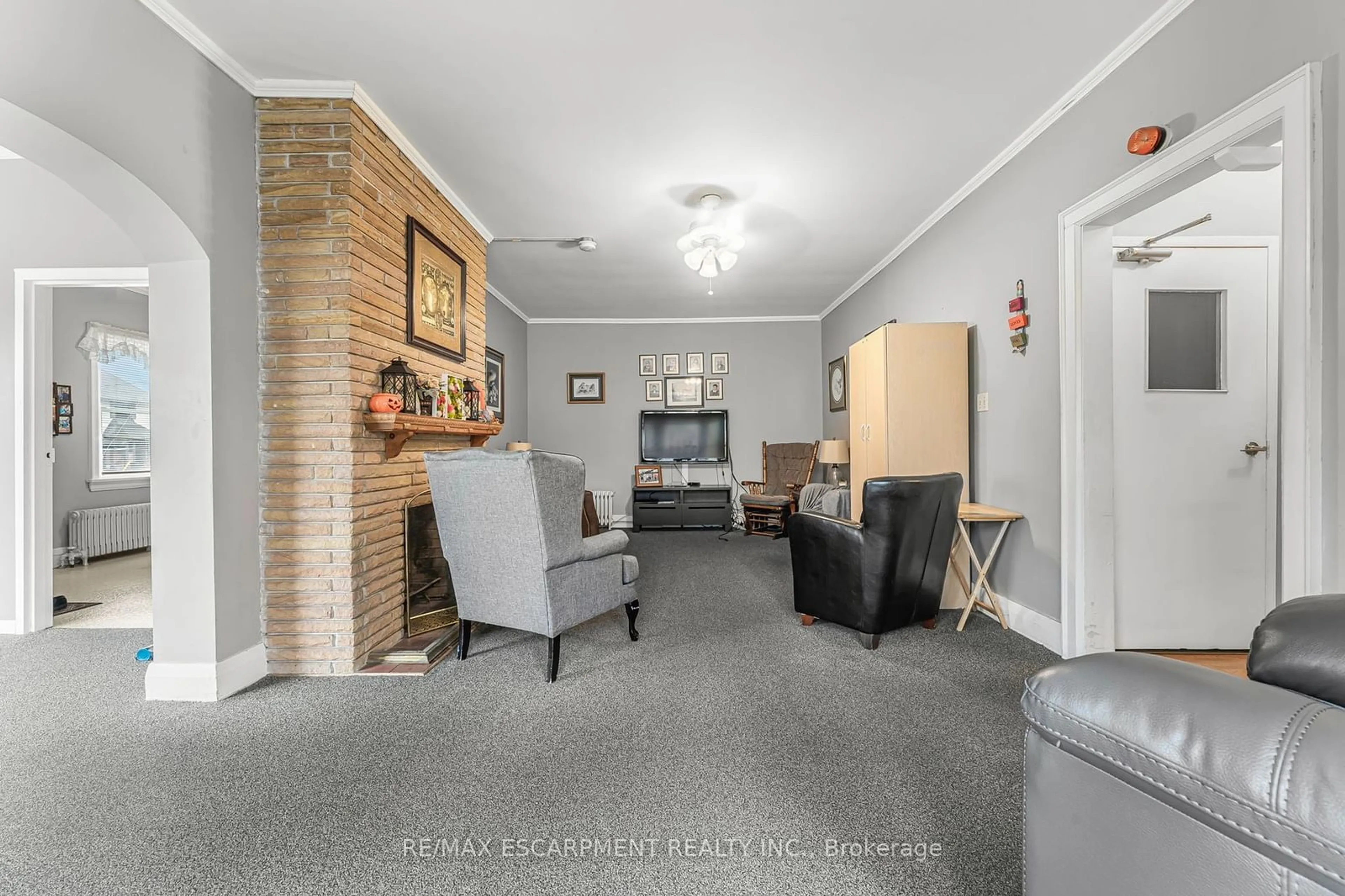 Living room, carpet floors for 371 Niagara St, Welland Ontario L3C 1L1