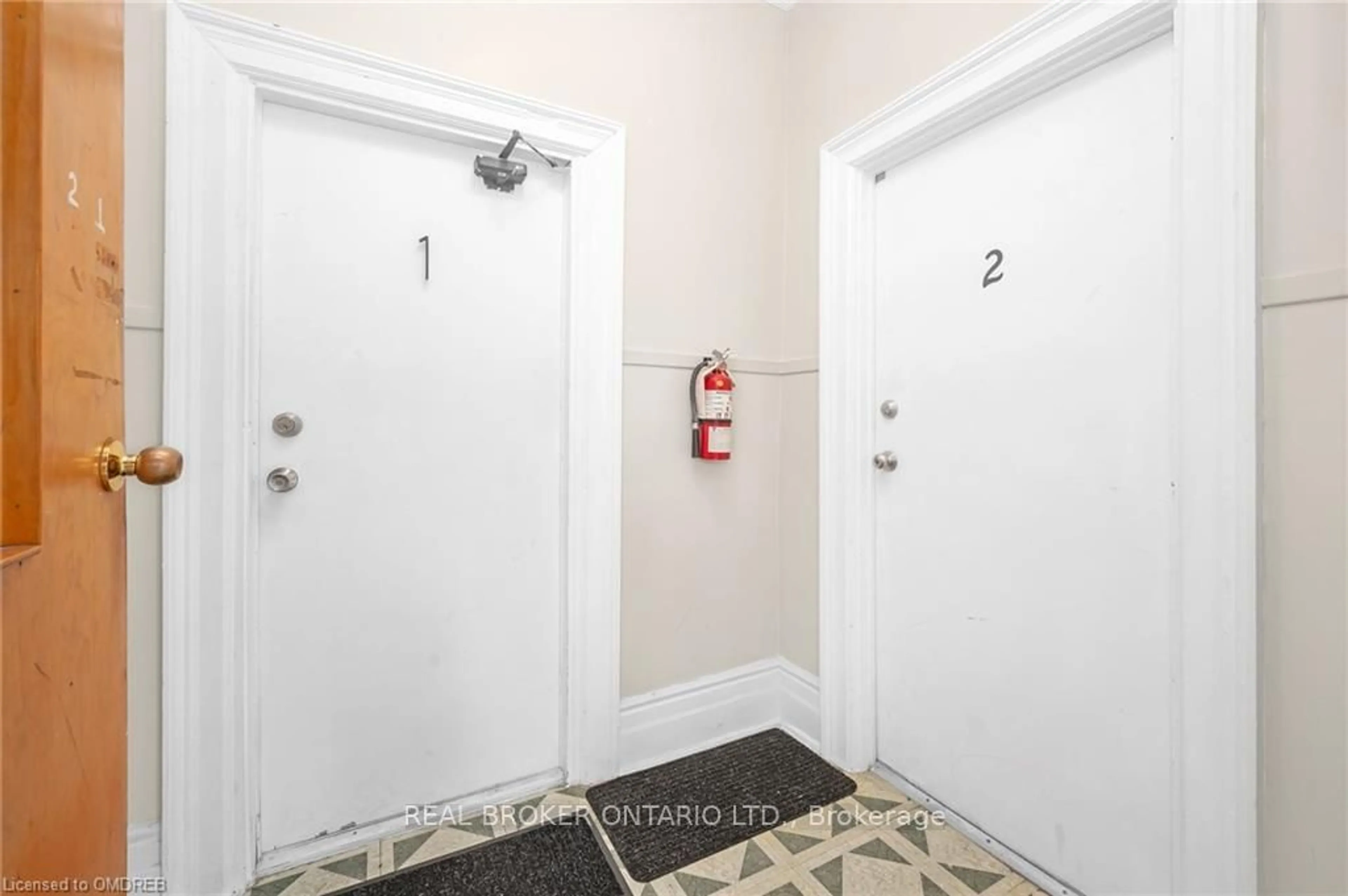 Indoor entryway, unknown floor for 117 Fairleigh Ave, Hamilton Ontario L8M 2K4