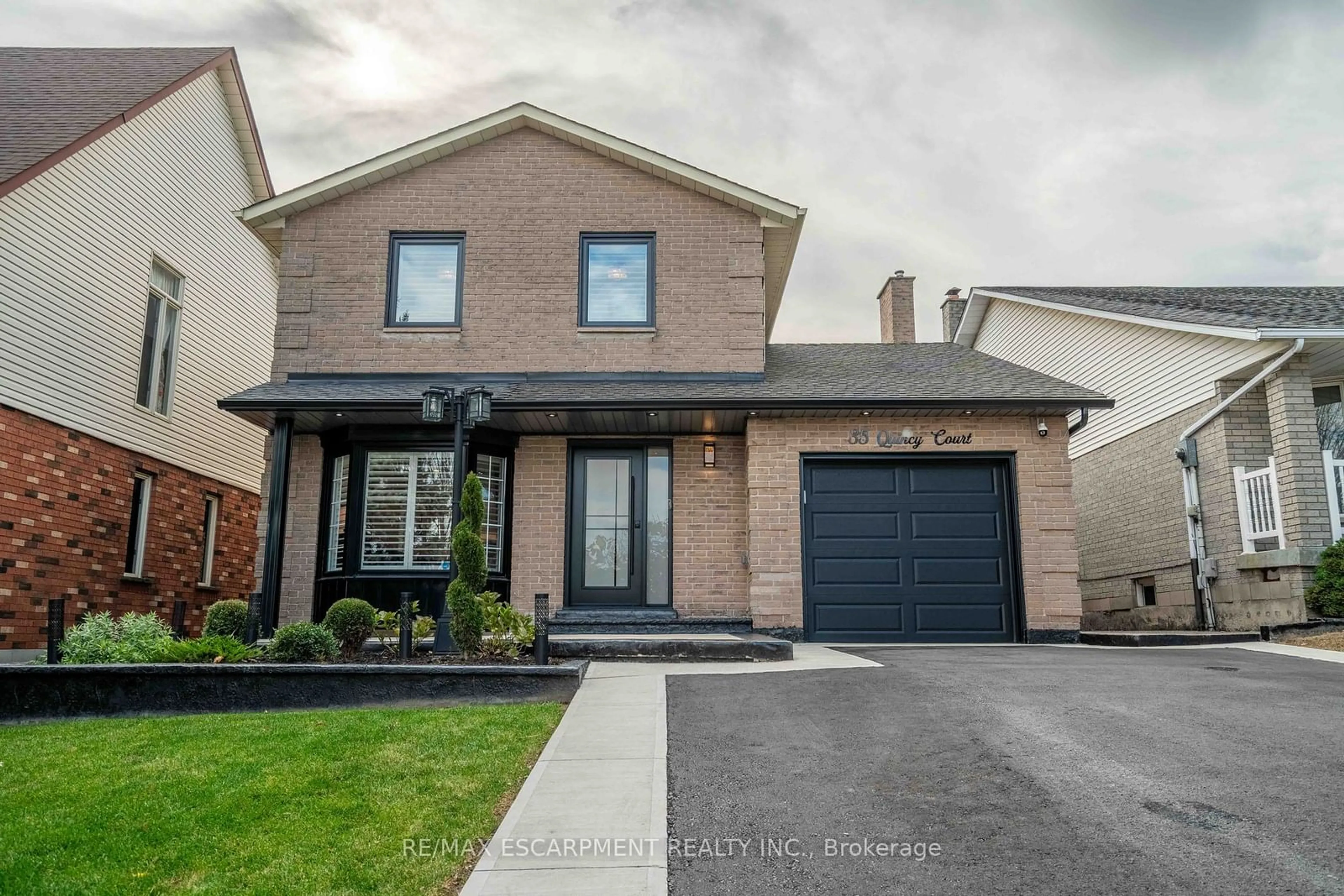 Home with brick exterior material for 35 Quincy Crt, Hamilton Ontario L8W 2T5