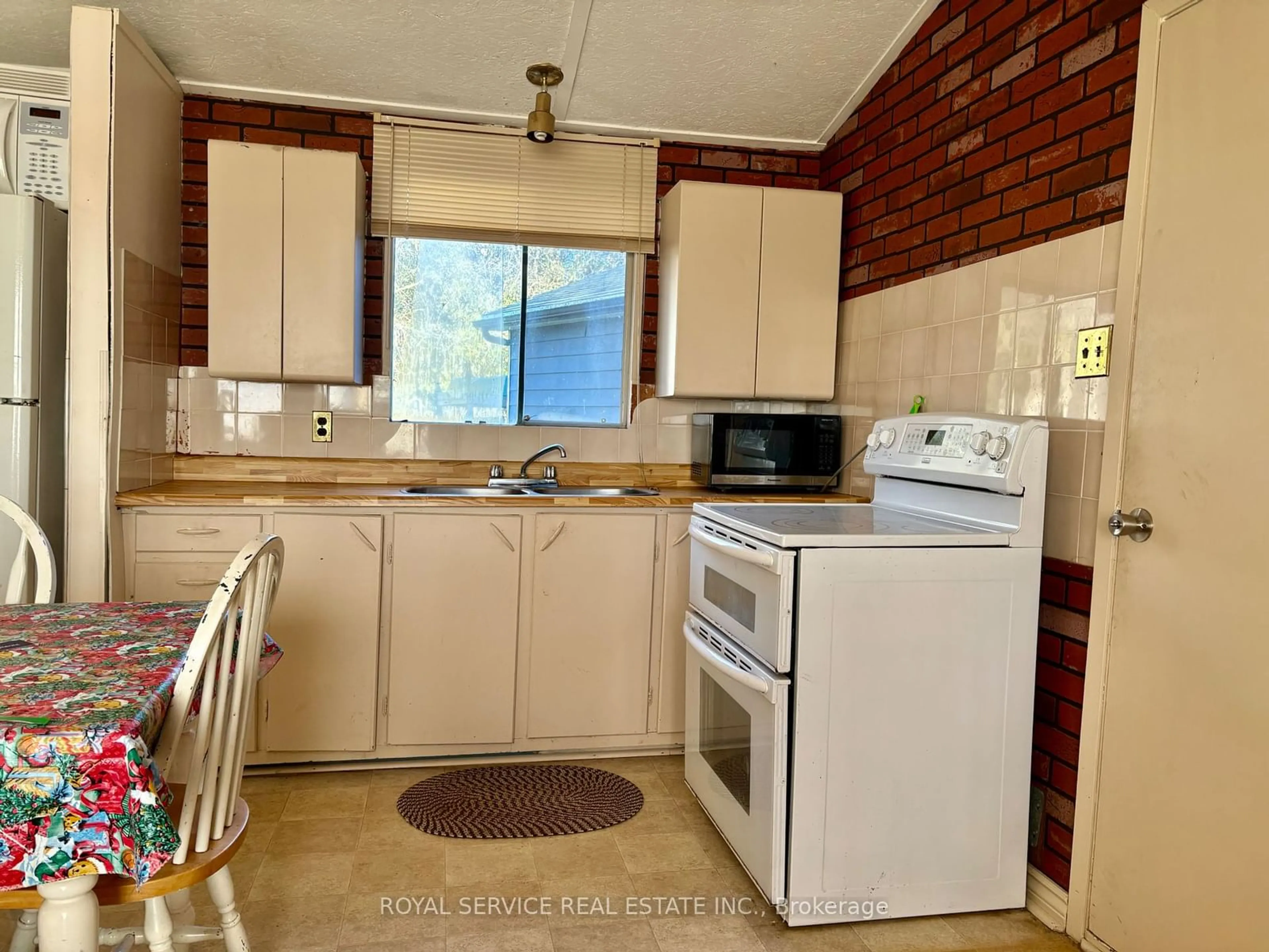 Standard kitchen, cottage for 76 Paudash St, Hiawatha First Nation Ontario K9J 0E6