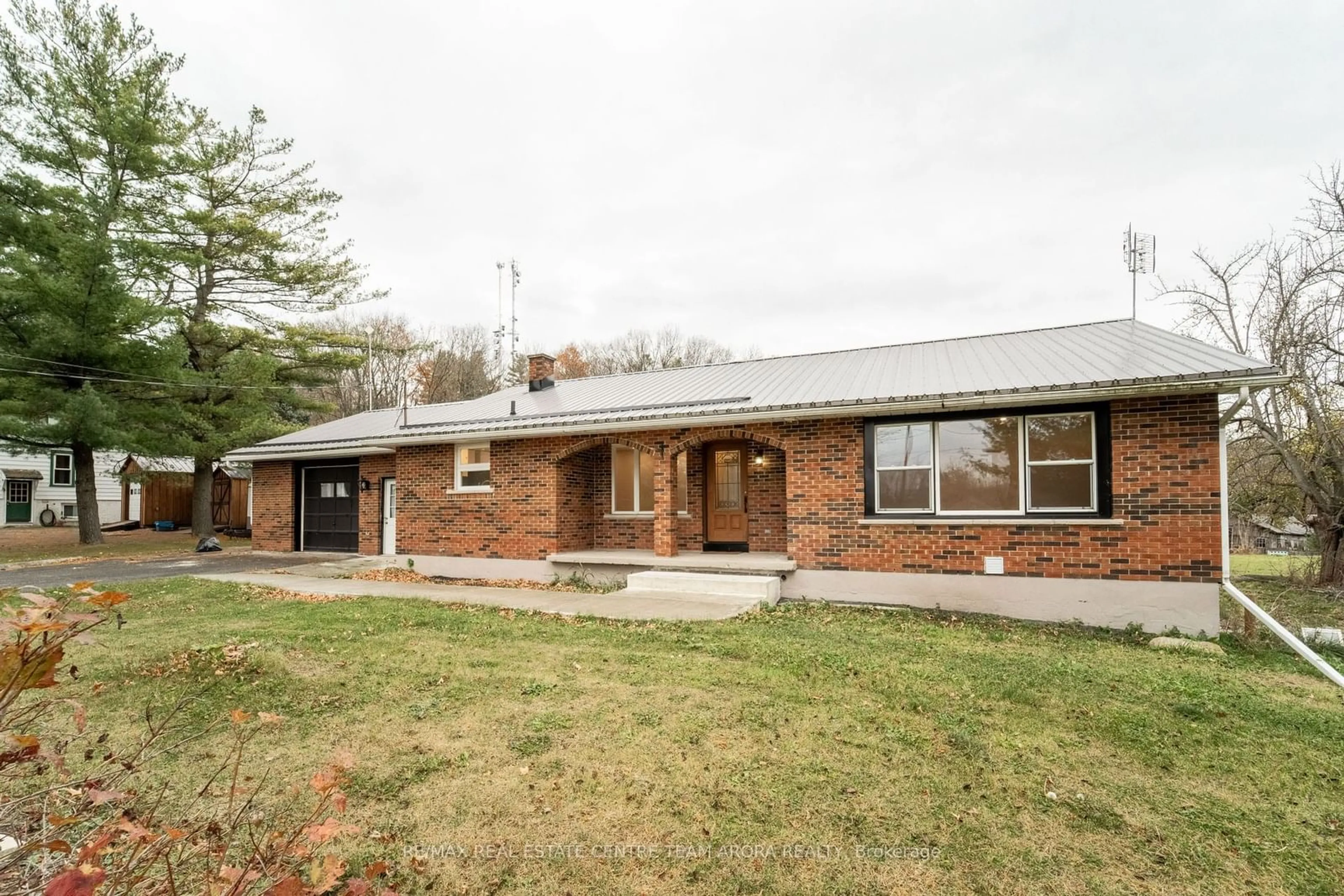 Home with brick exterior material for 1633 Station Rd, Kingston Ontario K7L 4V3