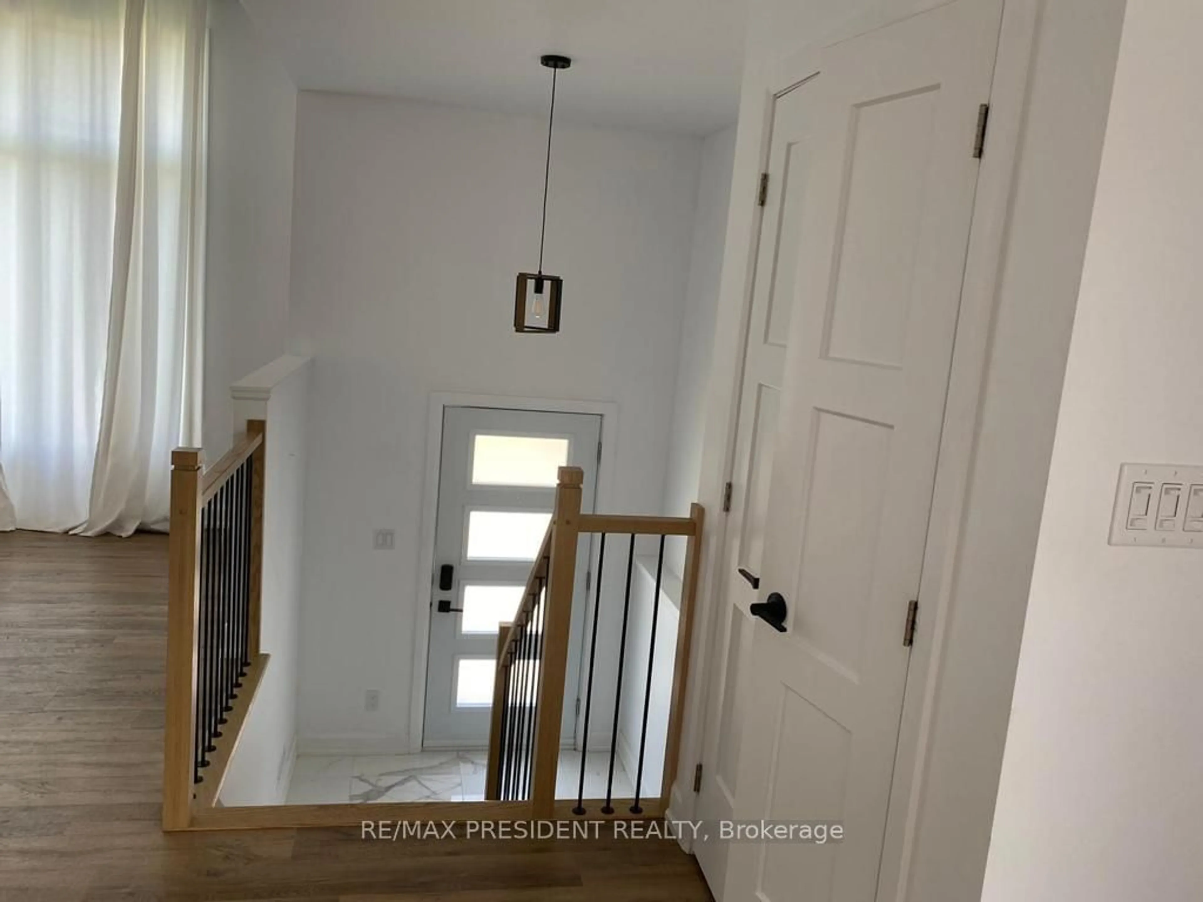 Indoor entryway, wood floors for 76 Cameron Cres, Cornwall Ontario K6K 1A5