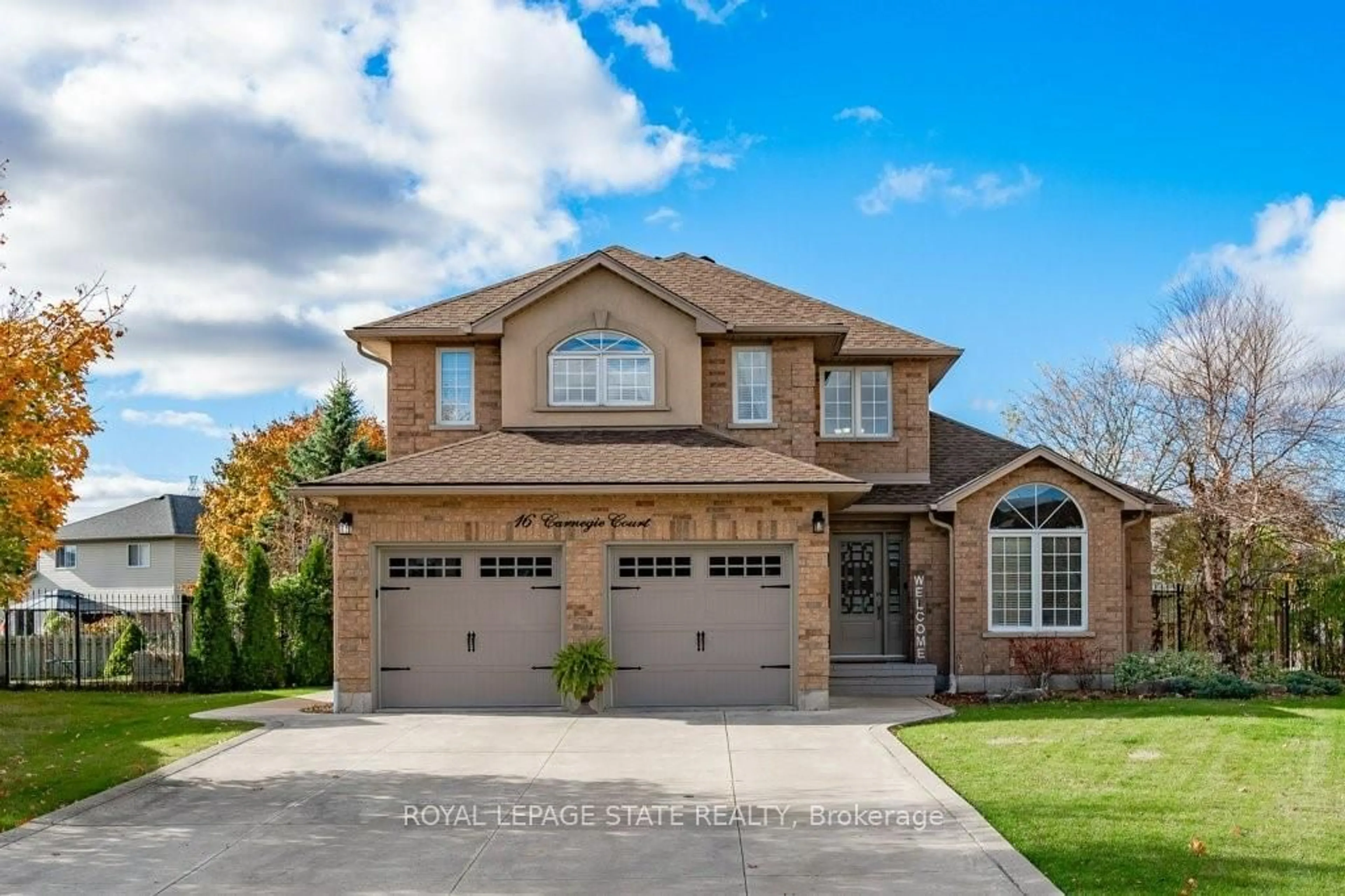 Home with brick exterior material for 16 Carnegie Crt, Haldimand Ontario N3W 2M8