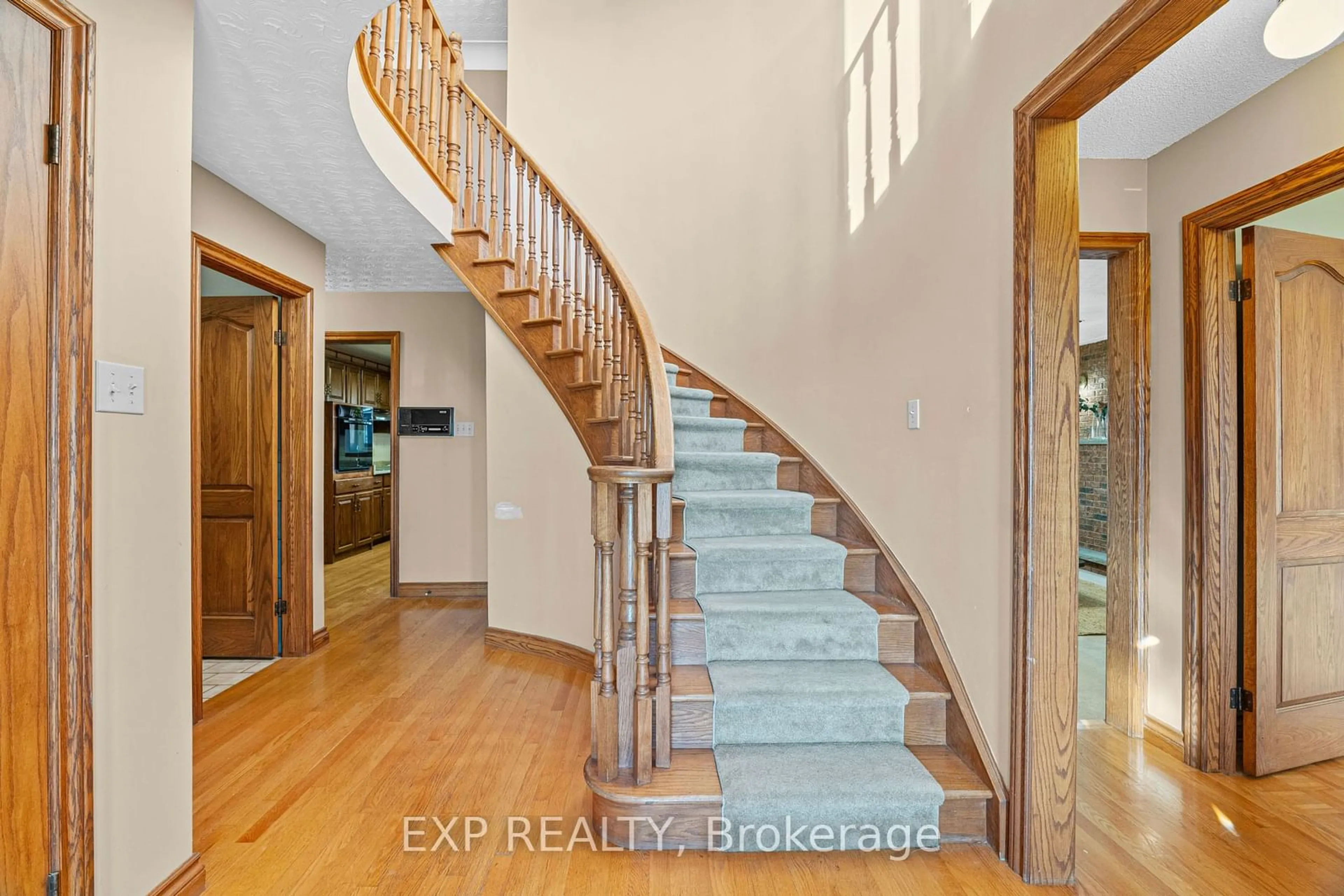 Indoor entryway, wood floors for 87 Third Rd, Hamilton Ontario L8J 3J5