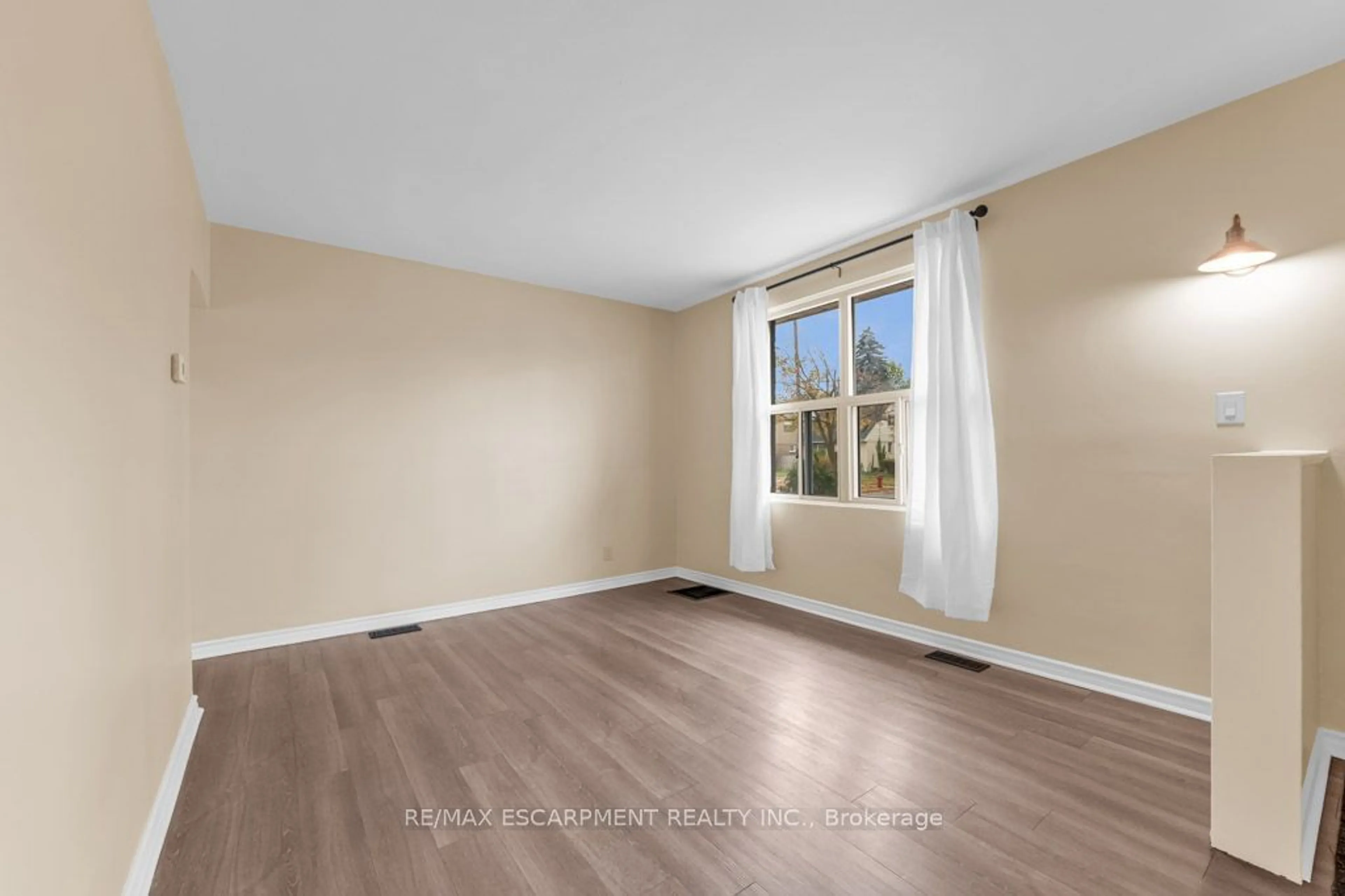 A pic of a room, wood floors for 34 SUMACH St, Hamilton Ontario L8H 6P8