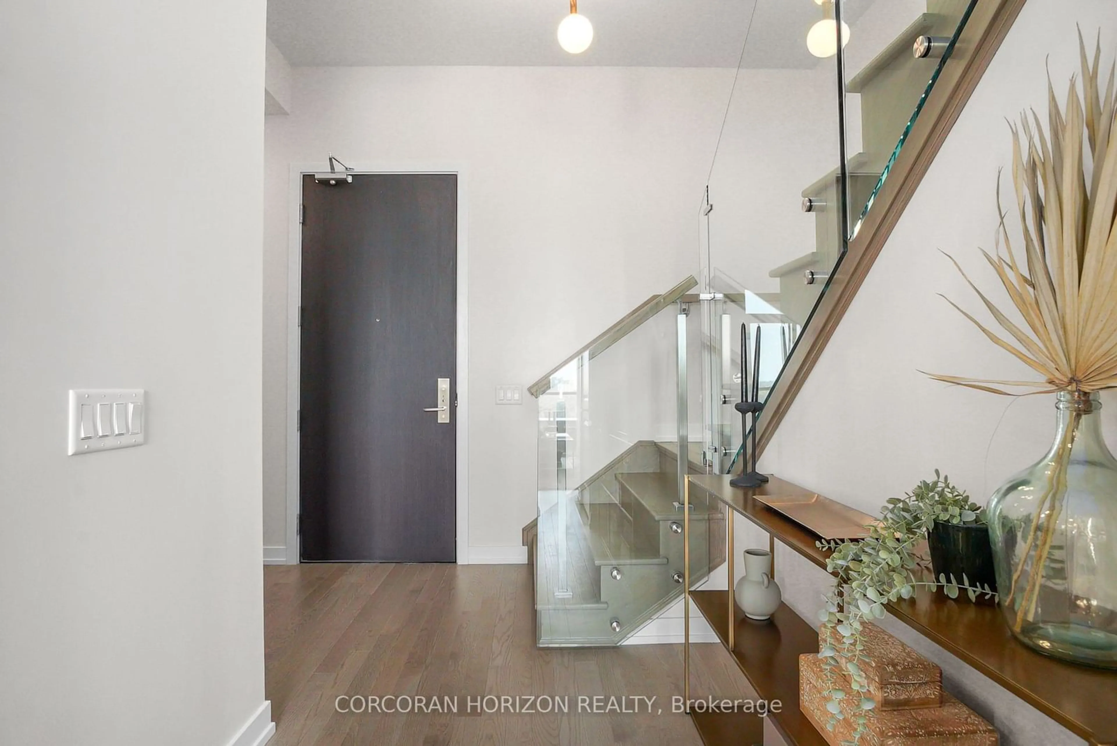 Indoor entryway, wood floors for 55 Duke St #426, Kitchener Ontario N2H 0C9