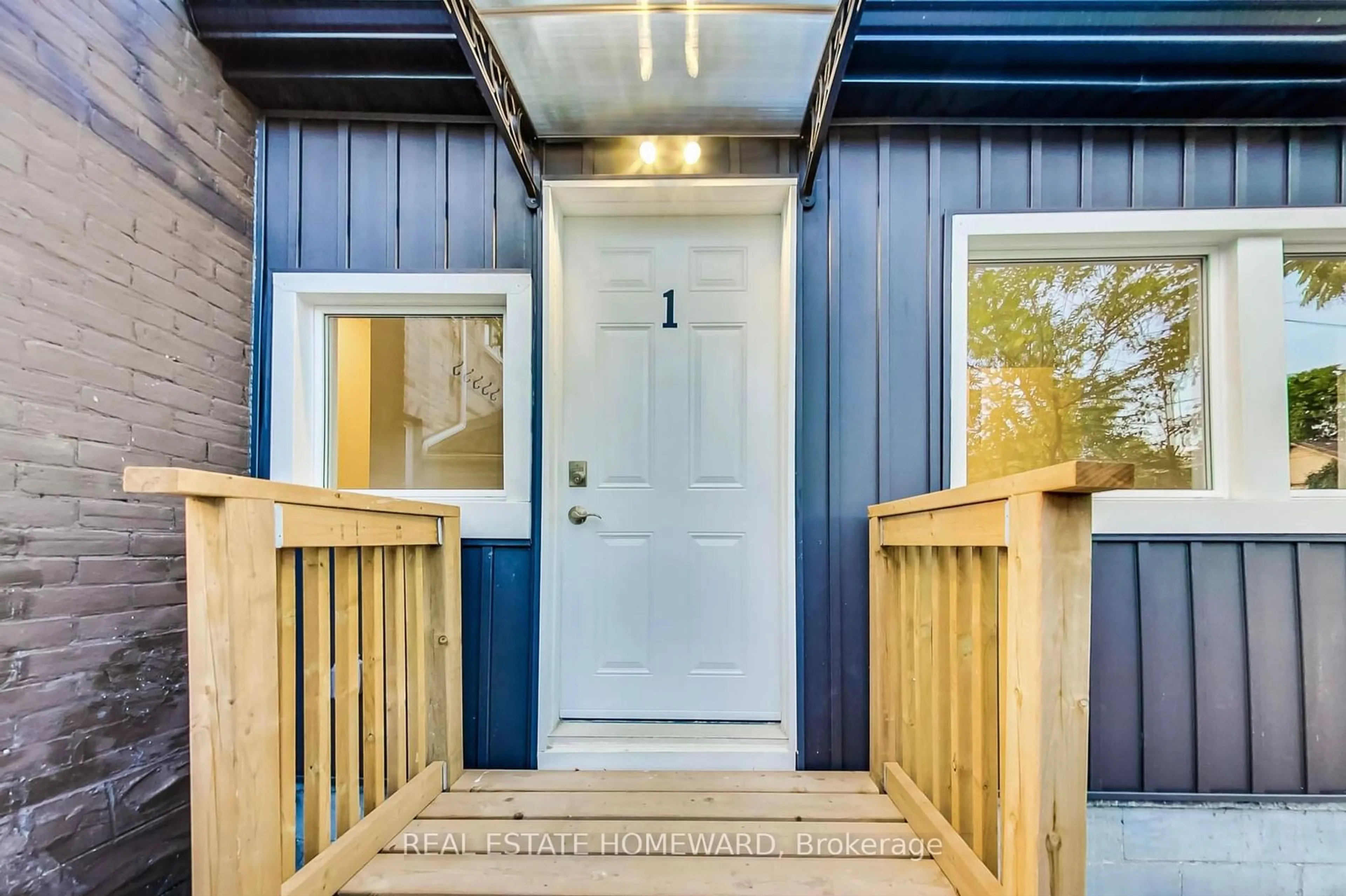 Indoor entryway, wood floors for 91 Water St, Cambridge Ontario N1R 3E1