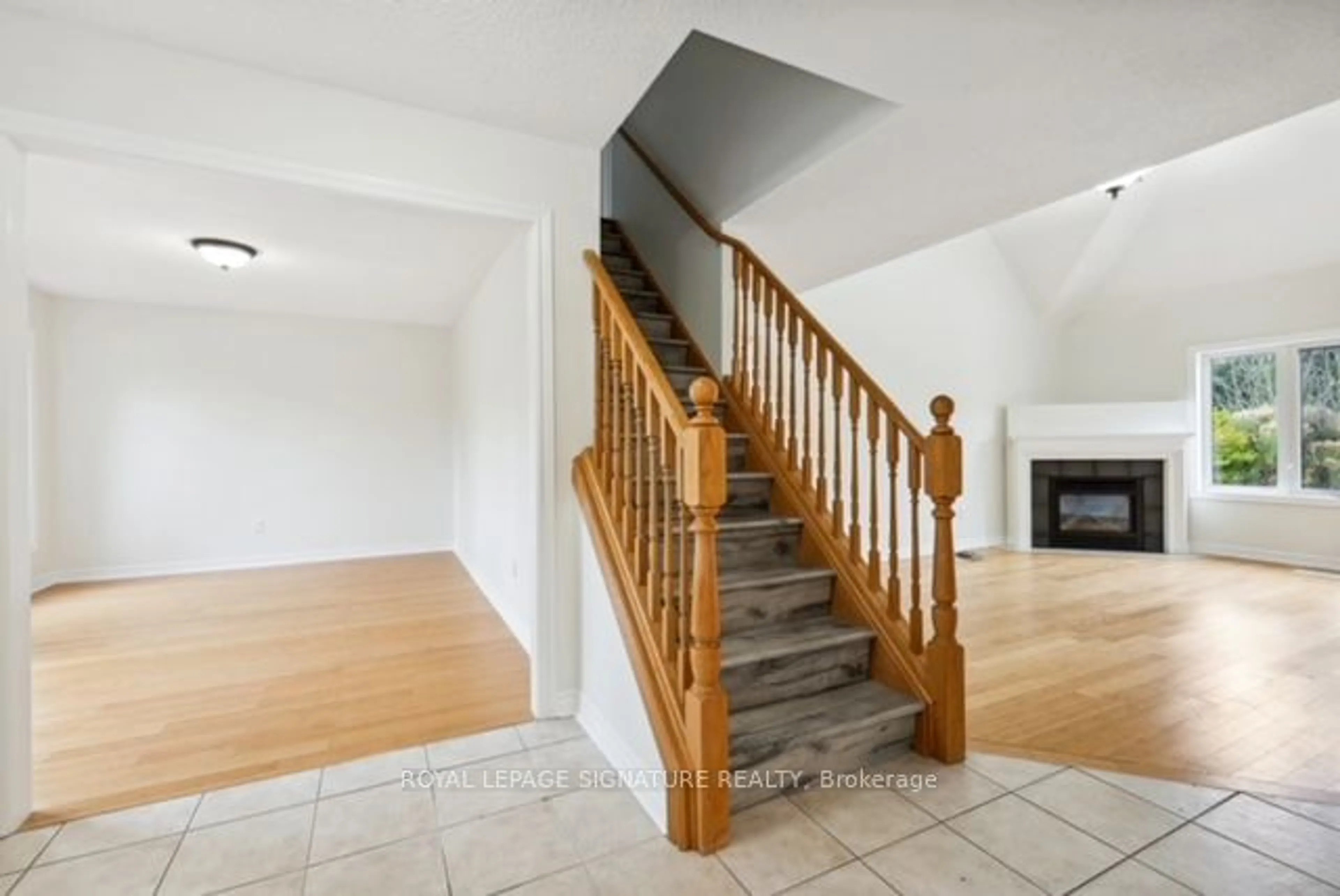 Indoor foyer, wood floors for 6 Valley Ridge Lane, Hamilton Ontario L8N 2Z7