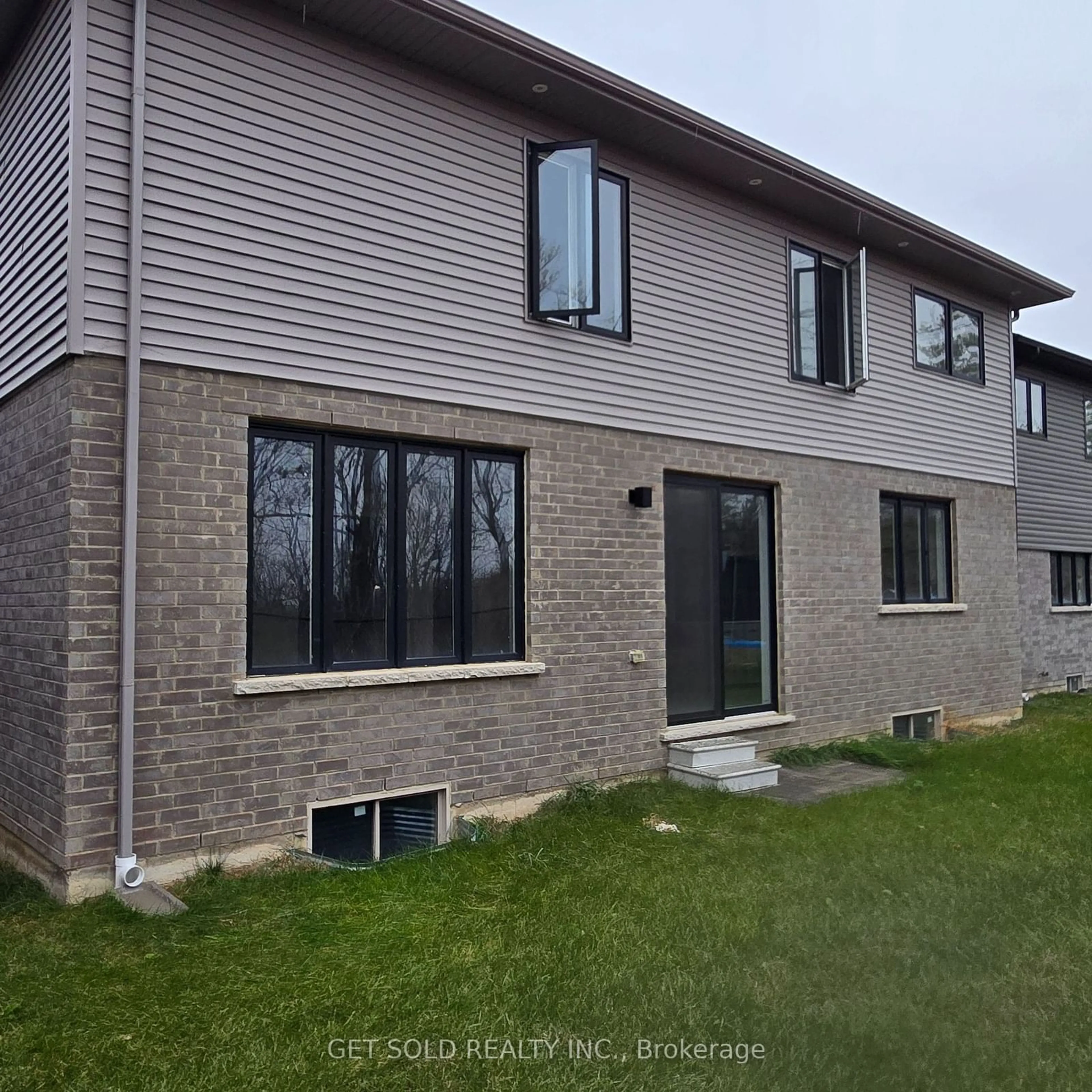 Frontside or backside of a home, the front or back of building for 133 Court Dr, Brant Ontario N3L 4G7