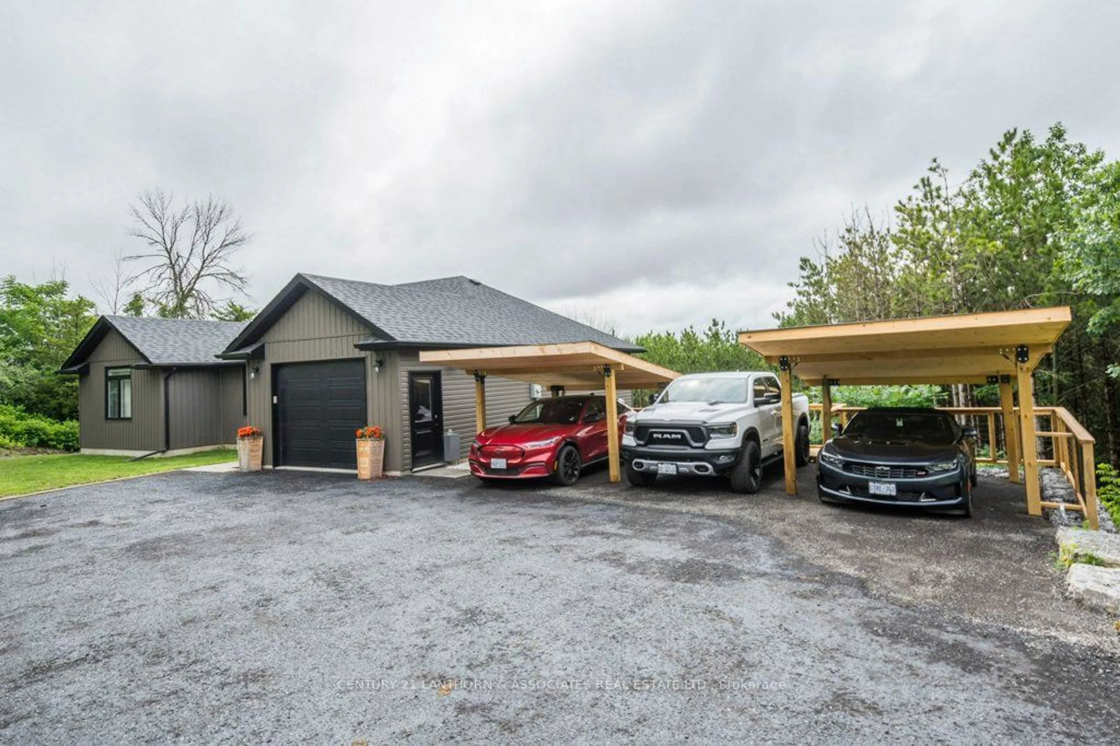 Indoor garage, cement floor for 1053 Smith St, Quinte West Ontario K0K 1H0