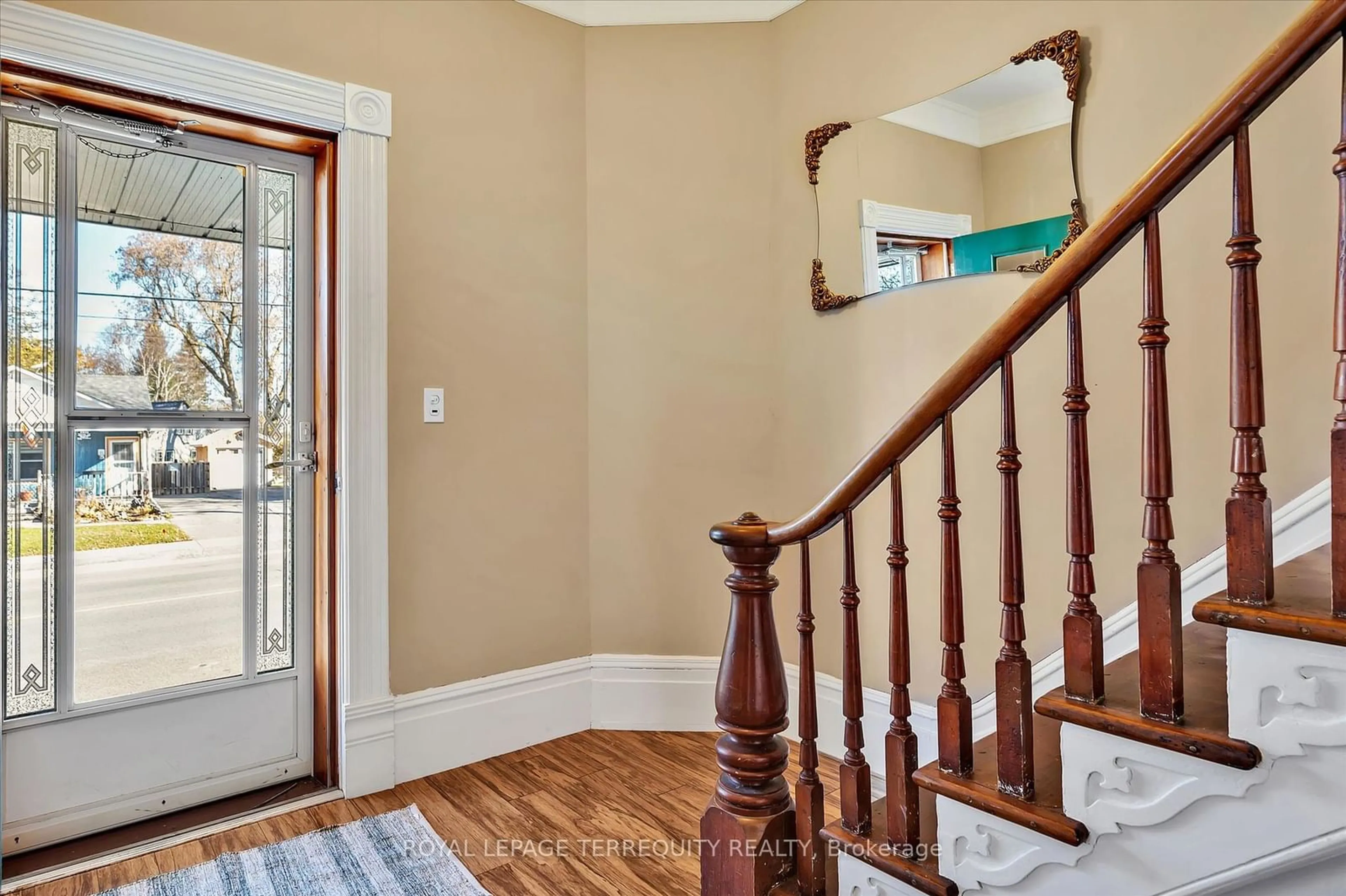 Indoor entryway, wood floors for 124 Centre St, Trent Hills Ontario K0L 1L0