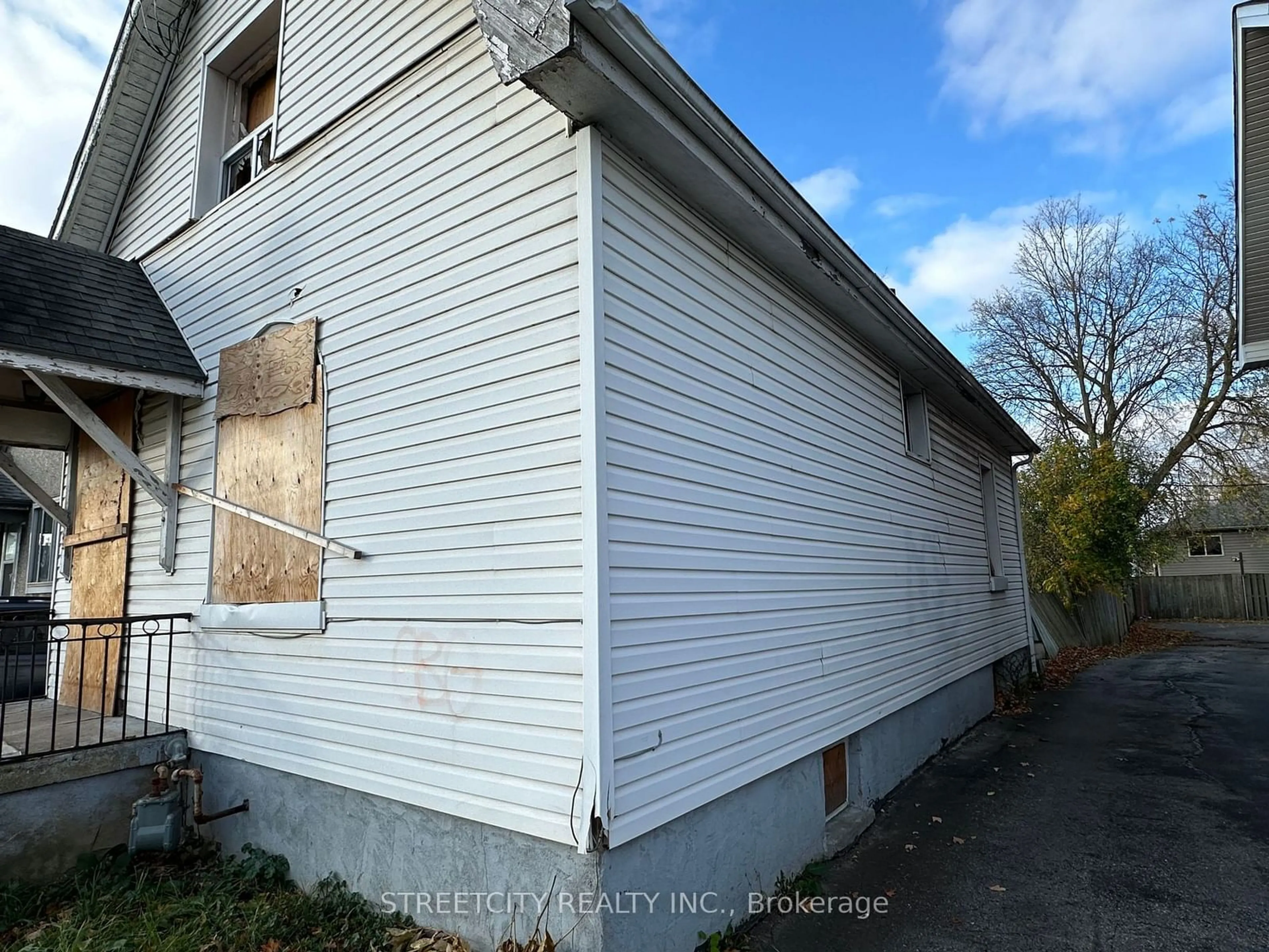 Frontside or backside of a home, the front or back of building for 381 Wharncliffe Rd, London Ontario N6J 2M2