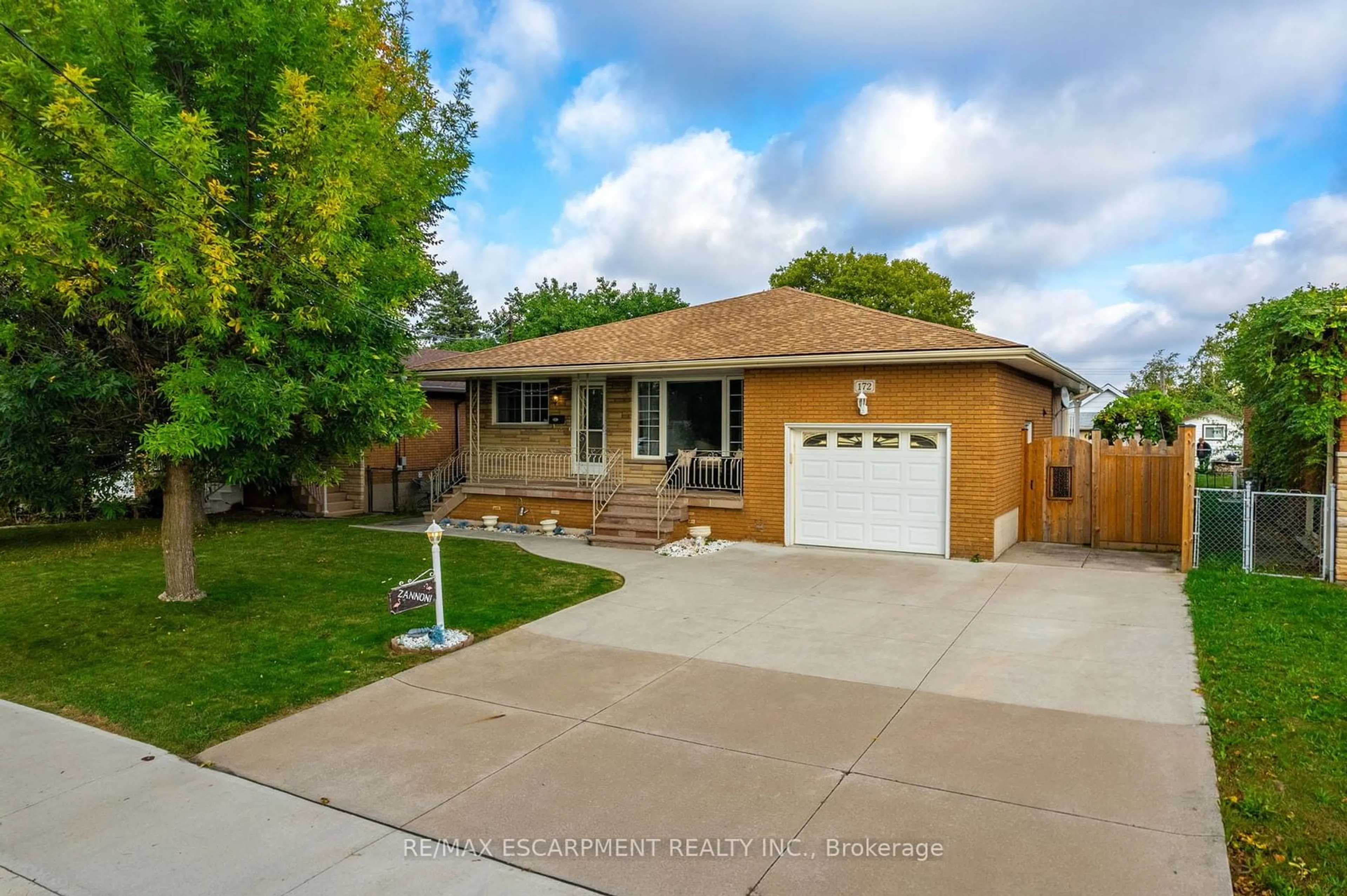 Frontside or backside of a home, the street view for 172 Oakland Dr, Hamilton Ontario L8E 1B6