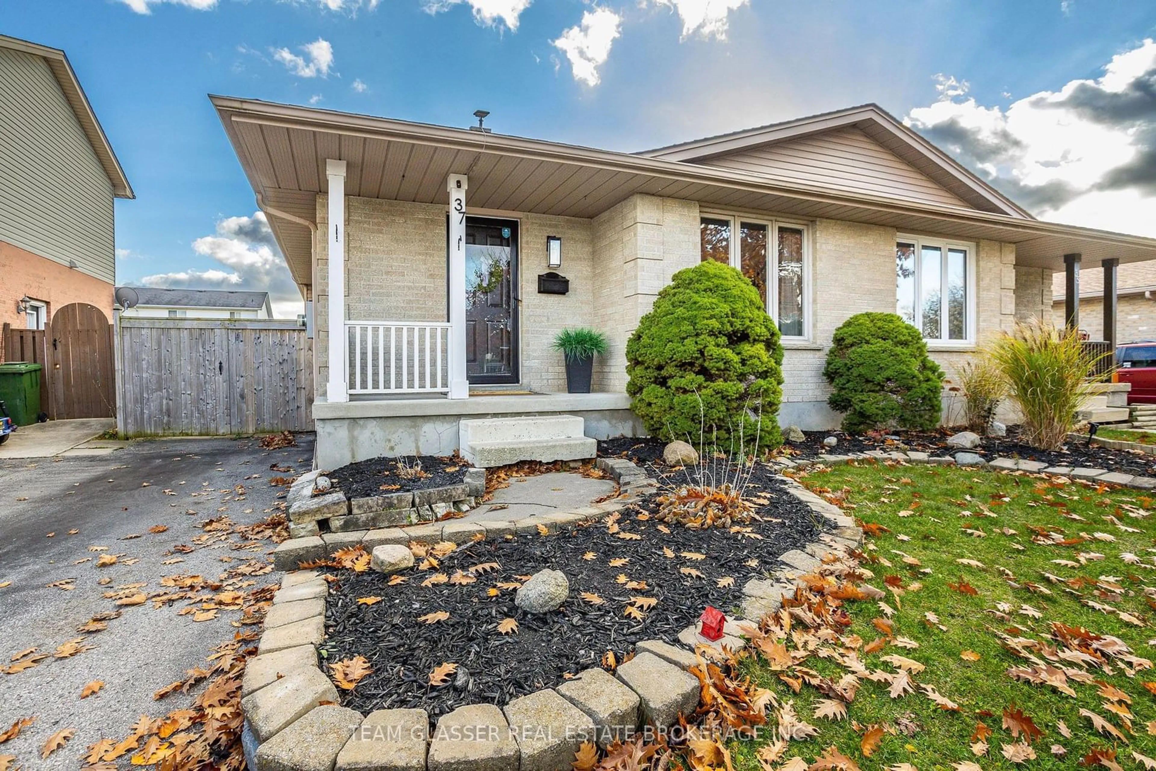 Frontside or backside of a home, cottage for 37 Rosethorn Crt, St. Thomas Ontario N5R 6C9