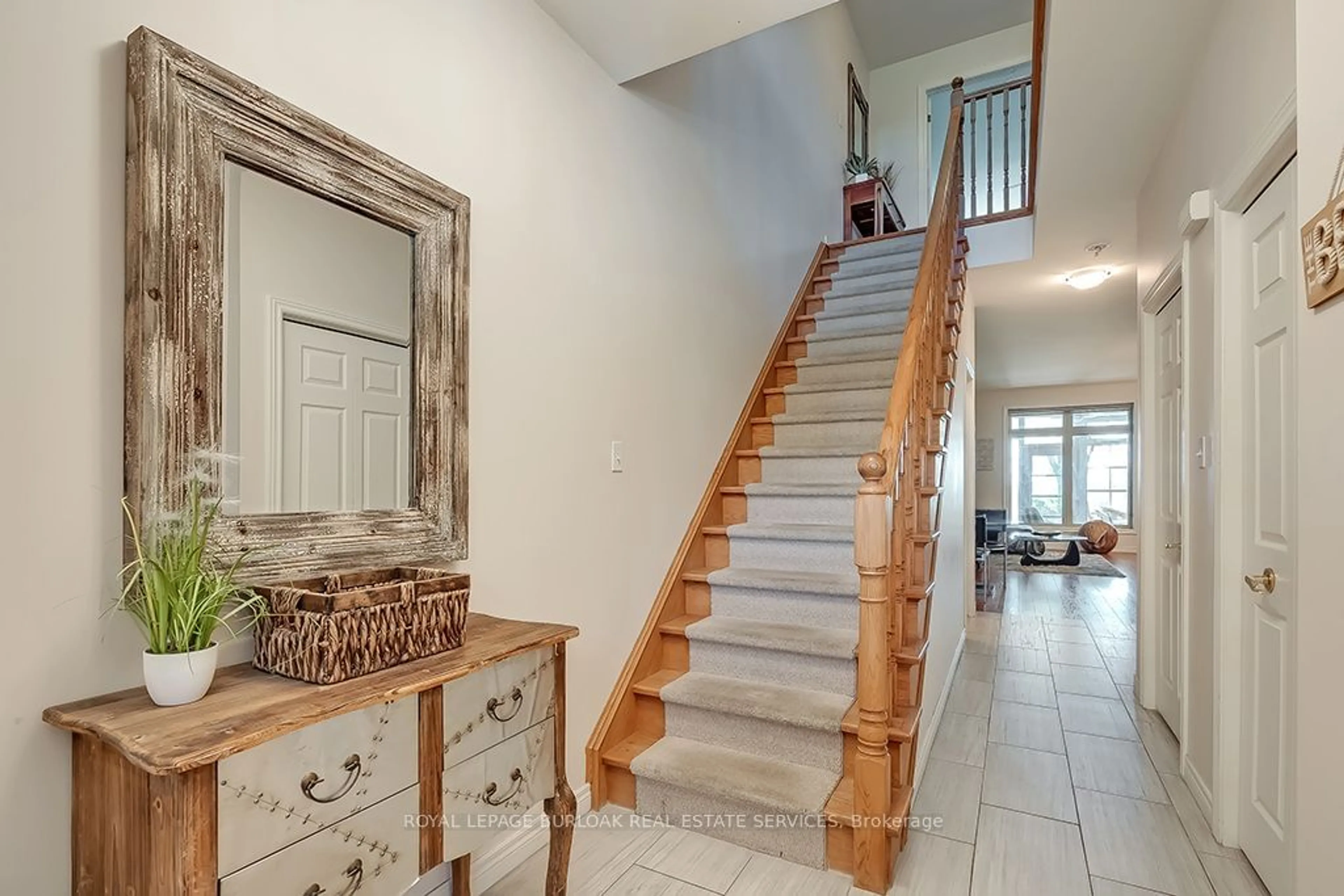 Indoor entryway, wood floors for 1069 Beach Blvd, Hamilton Ontario L8H 6Z9