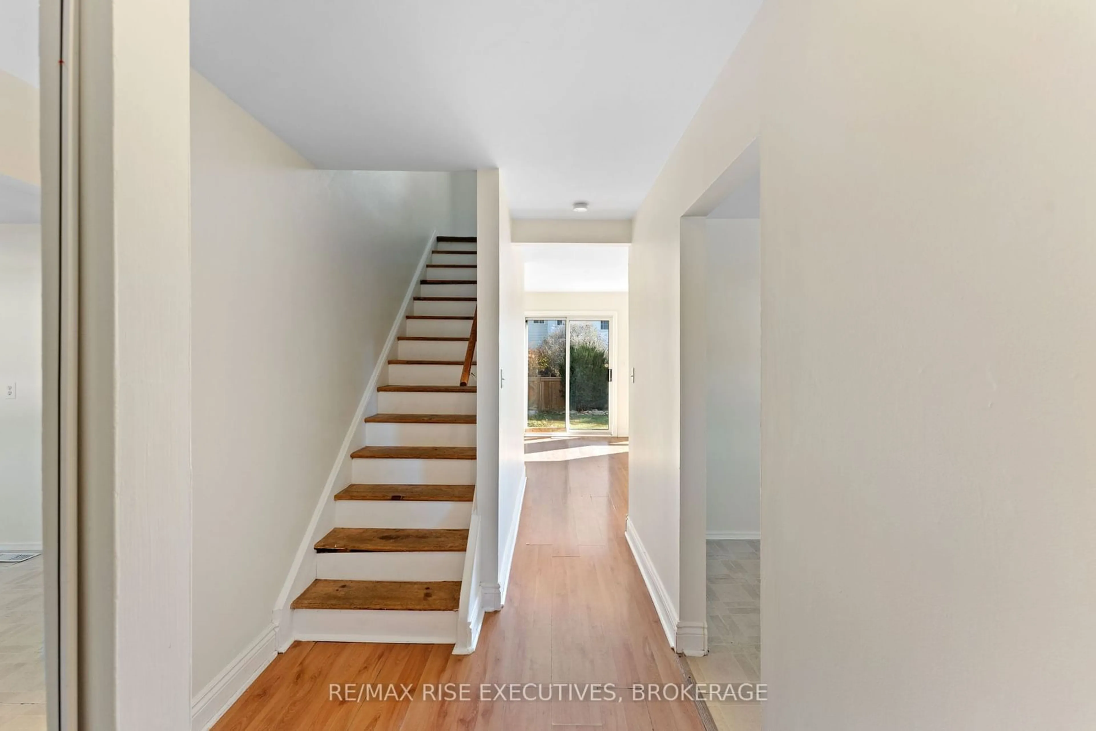 Indoor entryway, wood floors for 995 Amberdale Cres, Kingston Ontario K7M 6X6