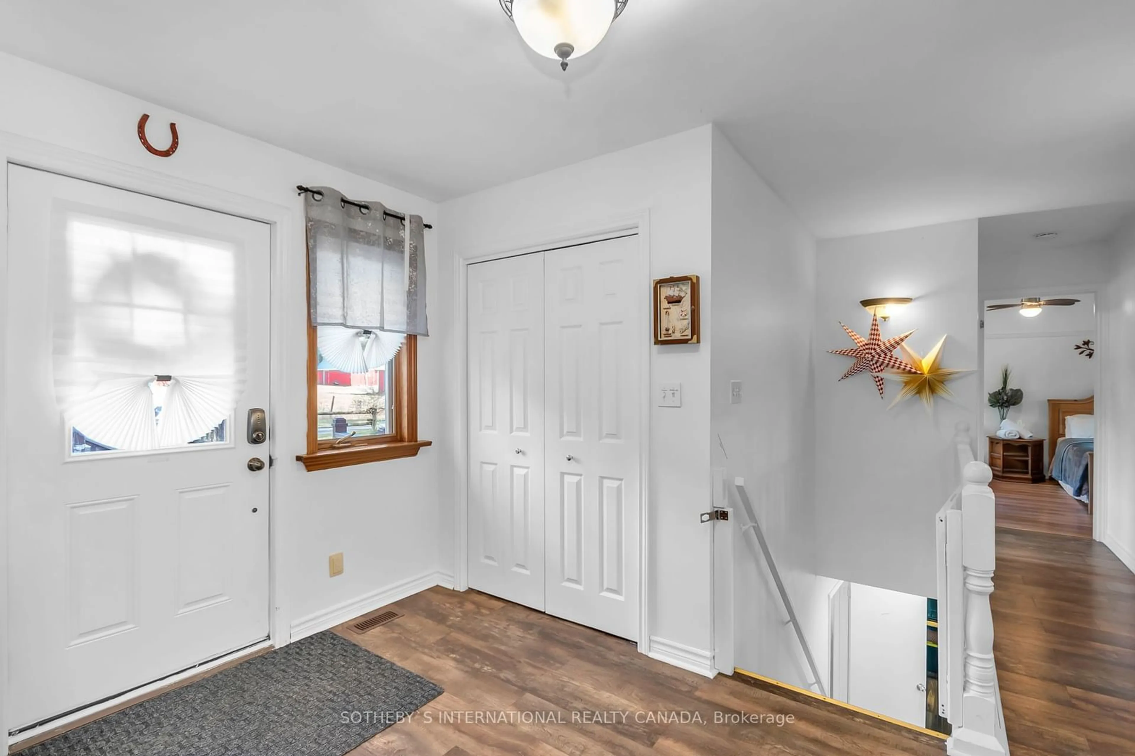 Indoor entryway, wood floors for 21 Sparrow Rd, Kawartha Lakes Ontario K0M 1C0