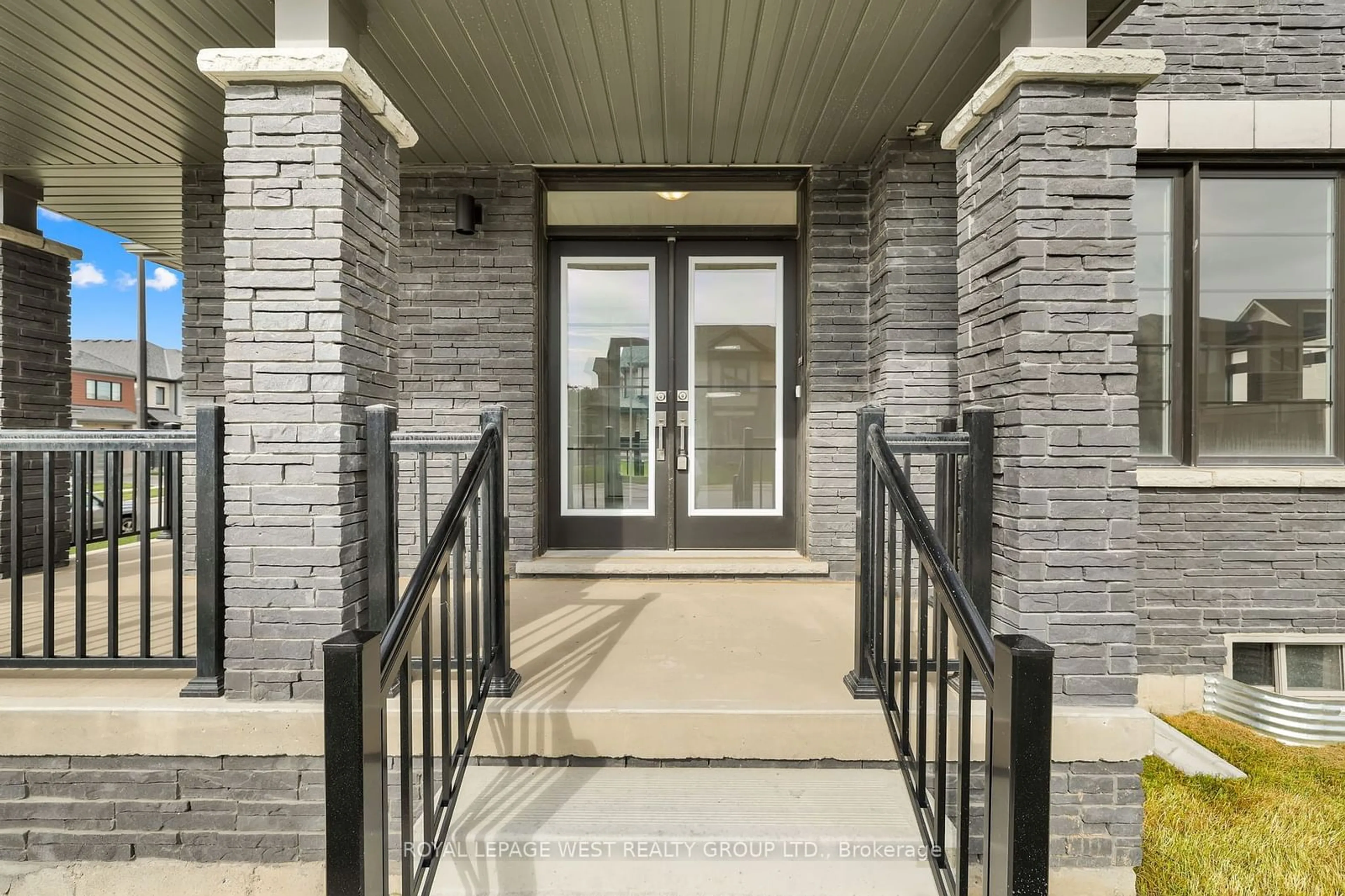 Indoor entryway, cement floor for 124 Lilac Circ, Haldimand Ontario N3W 2G9