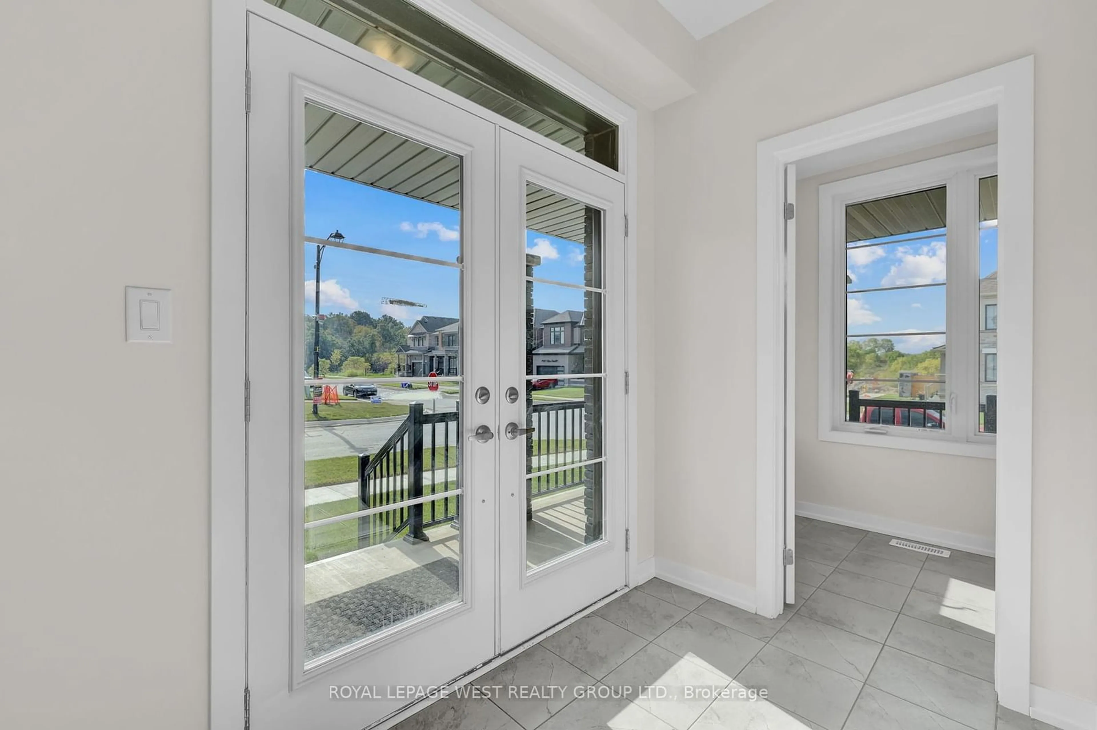 Indoor entryway, wood floors for 124 Lilac Circ, Haldimand Ontario N3W 2G9