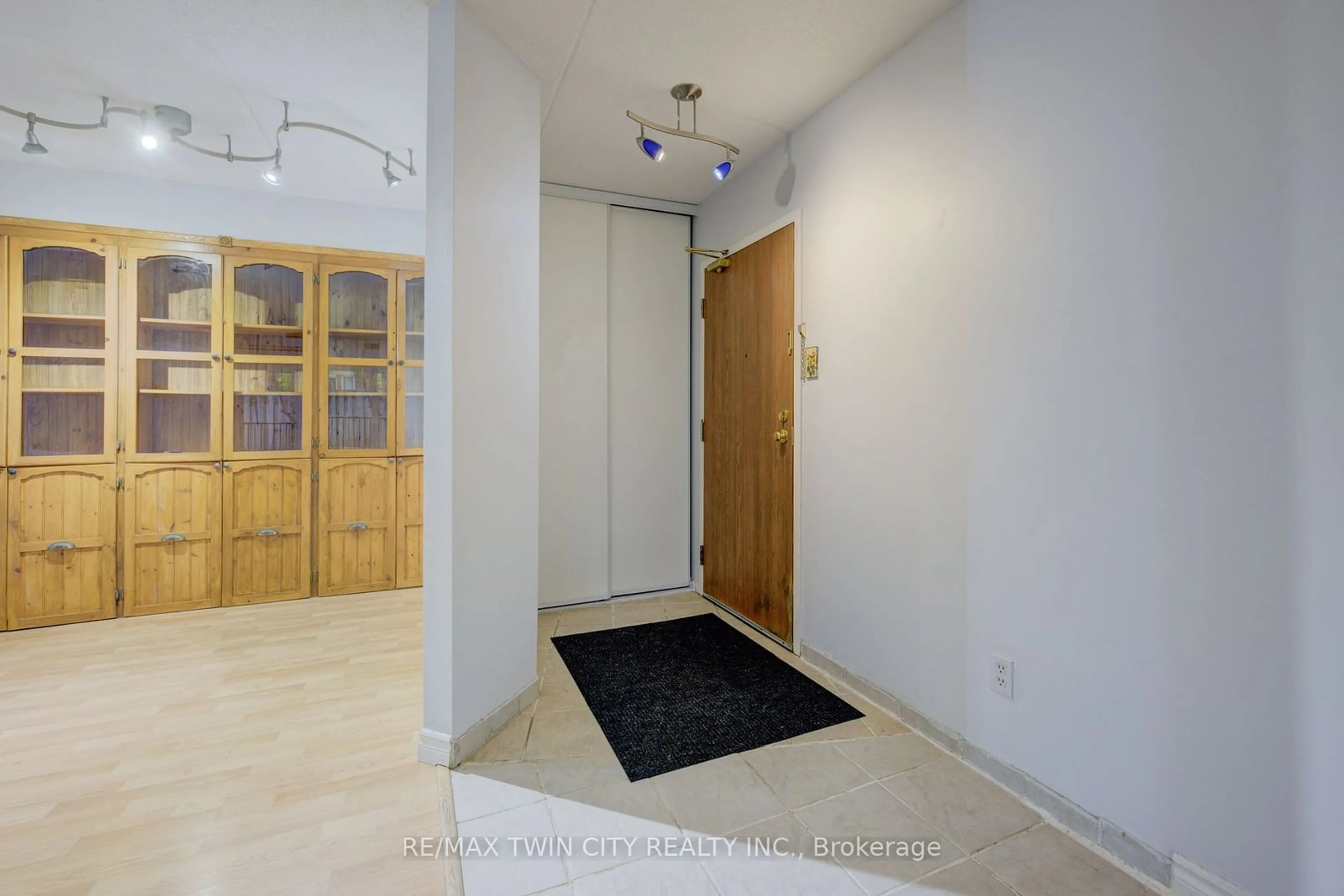 Indoor foyer, not visible floor for 3085 Kingsway Dr #25, Kitchener Ontario N2C 2P1