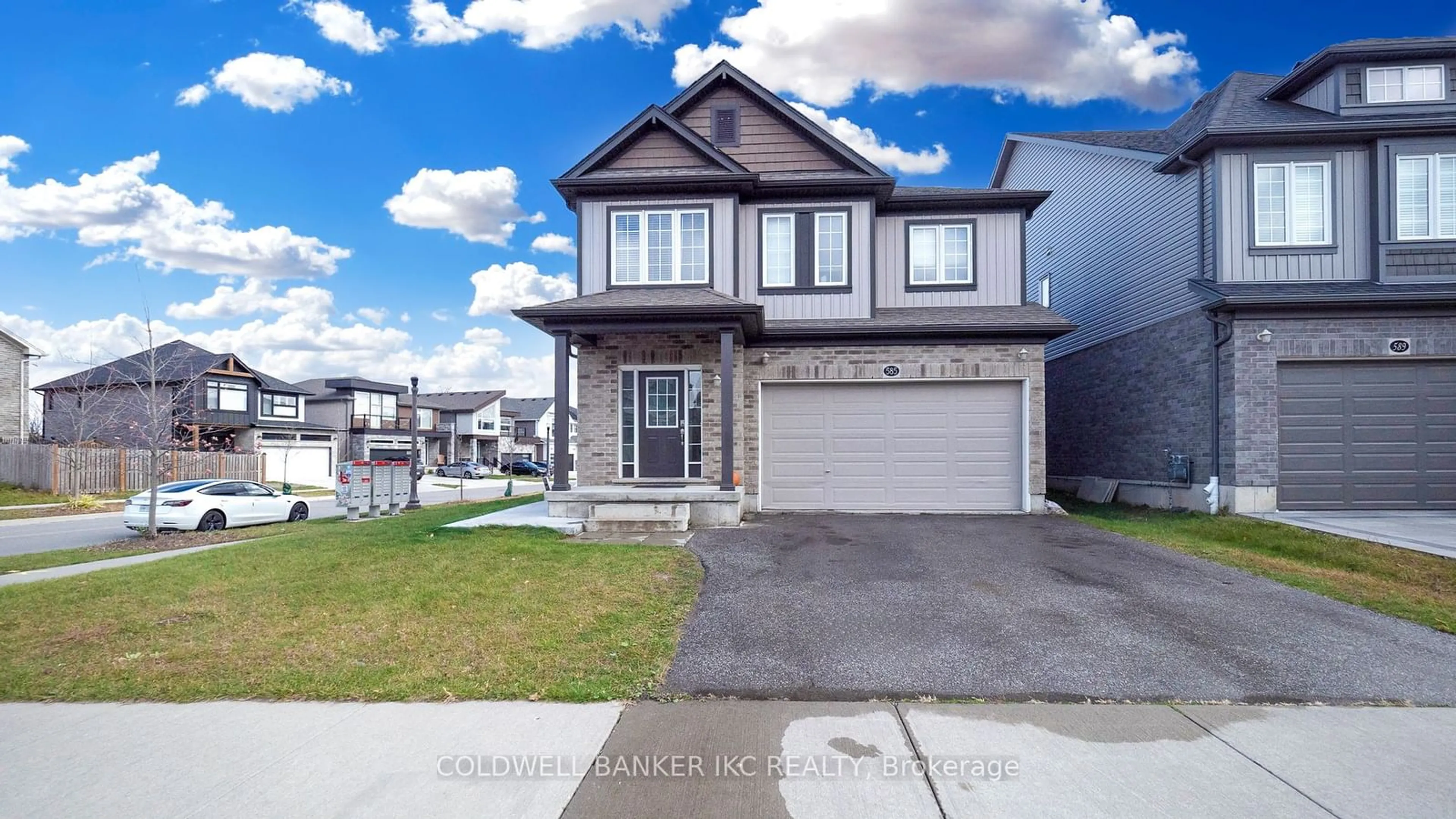 Frontside or backside of a home, the street view for 585 Blair Creek Dr, Kitchener Ontario N2P 0E5