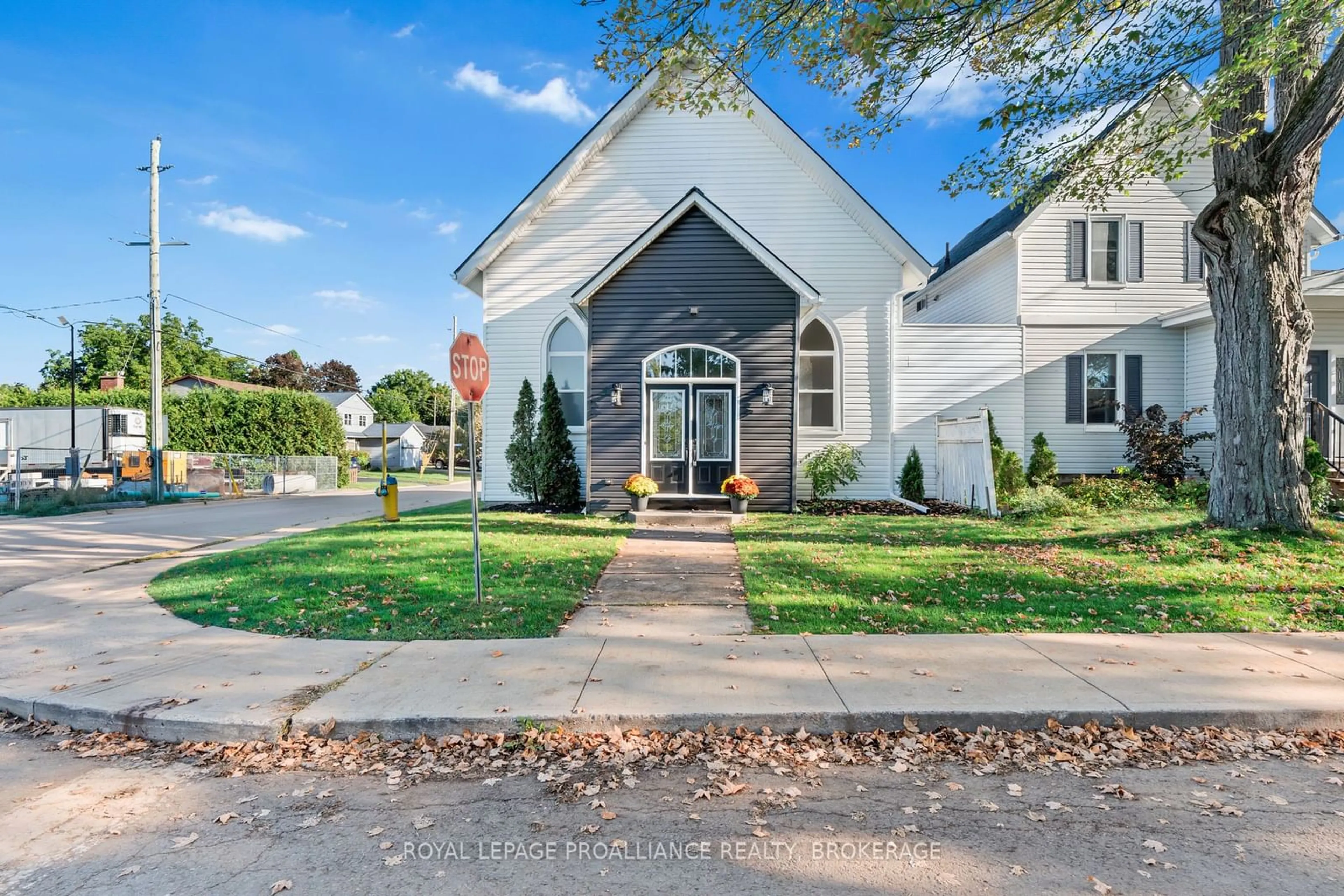 A pic from exterior of the house or condo, the street view for 299 ARTHUR St, Gananoque Ontario K7G 1B3