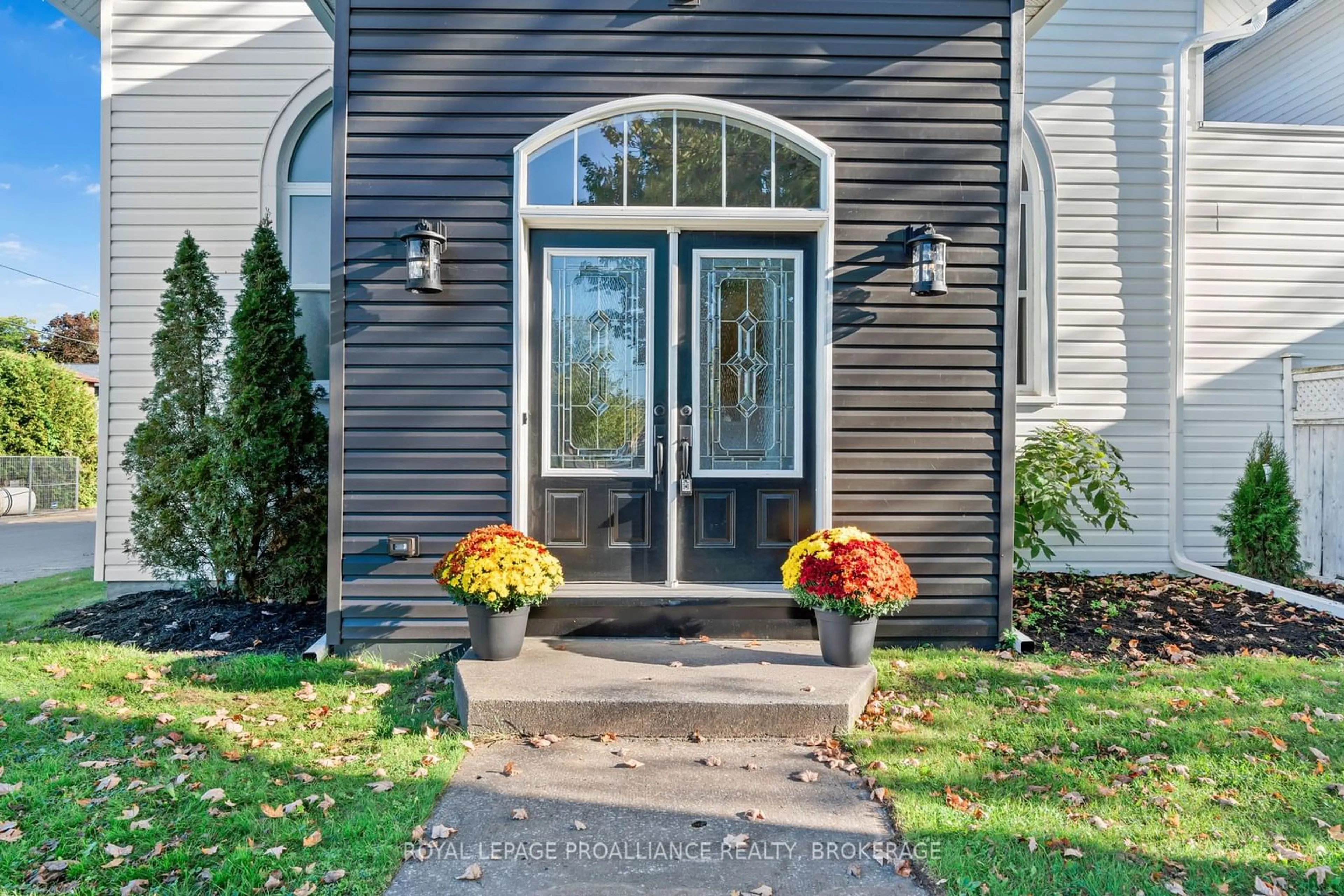 Indoor entryway, wood floors for 299 ARTHUR St, Gananoque Ontario K7G 1B3