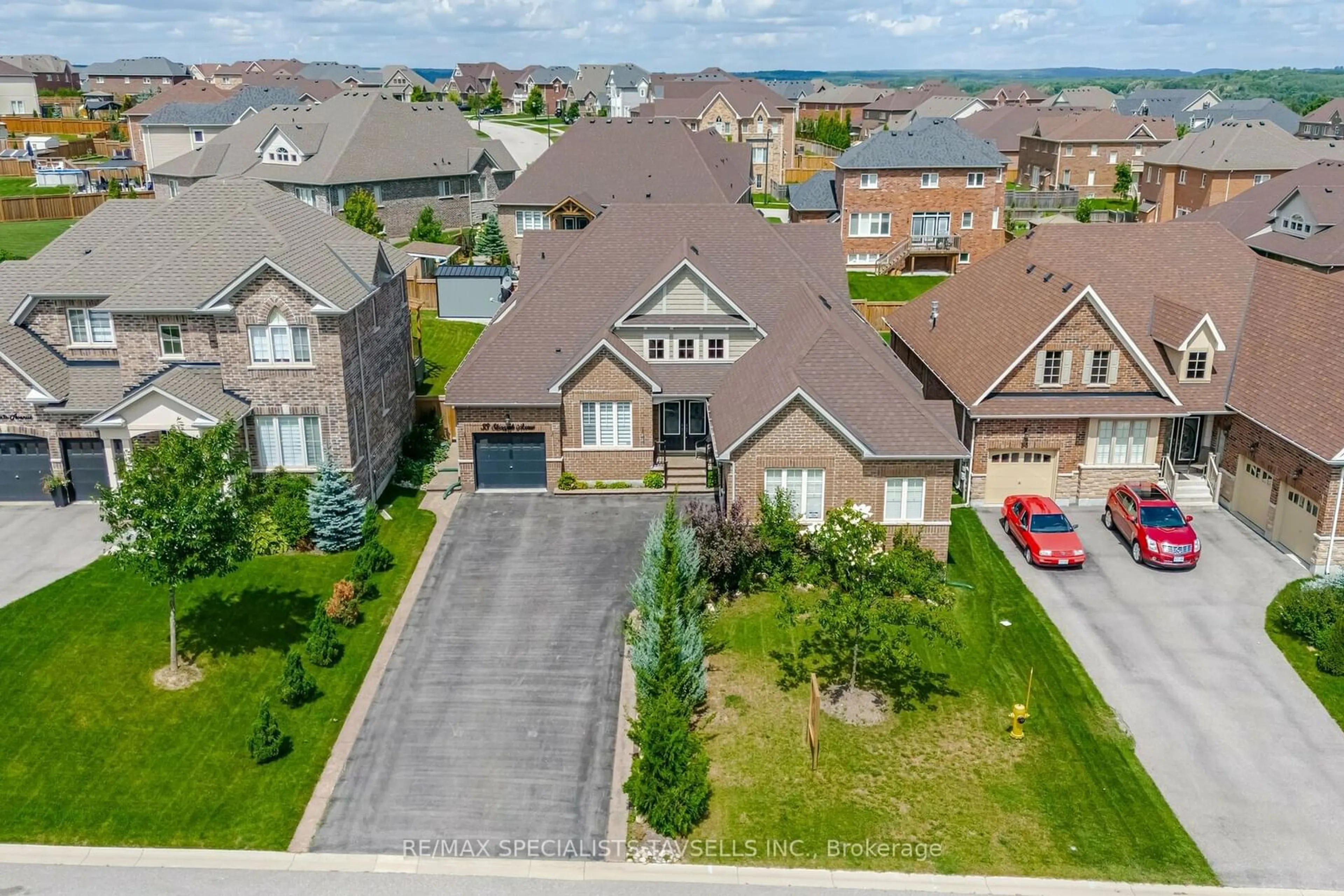 Frontside or backside of a home, the street view for 33 Stonegate Ave, Mono Ontario L9W 6T4