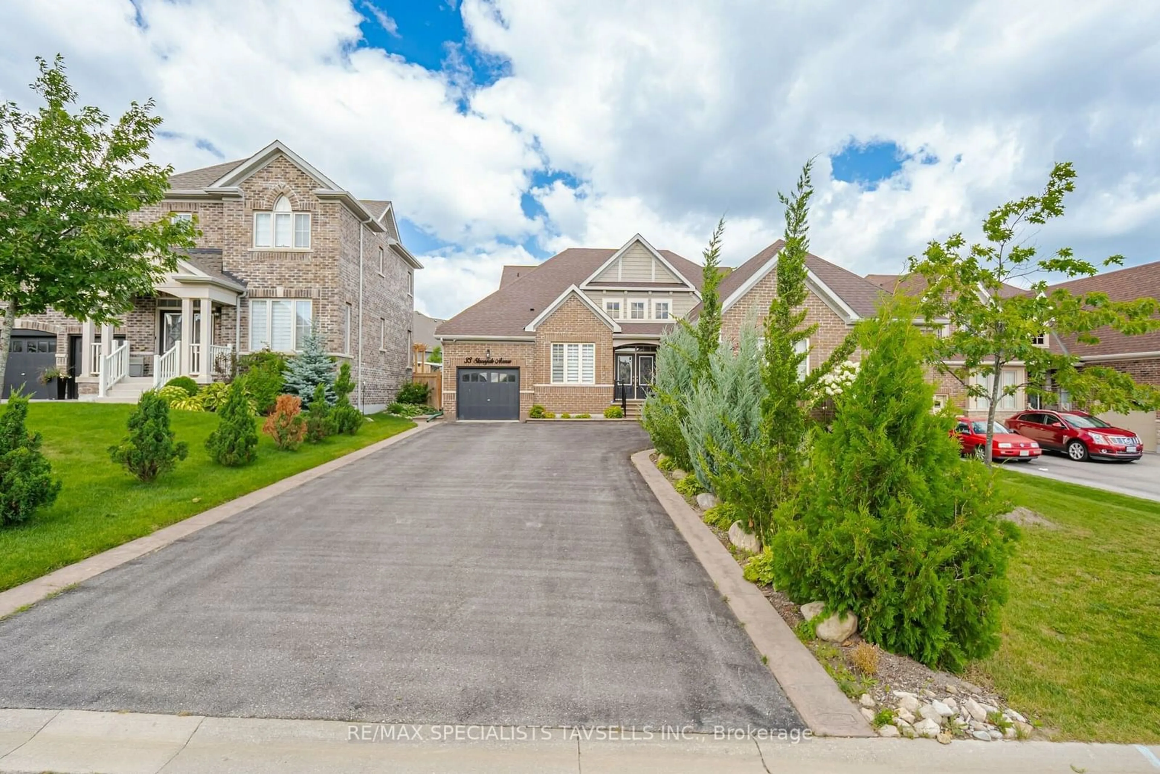 Frontside or backside of a home, the street view for 33 Stonegate Ave, Mono Ontario L9W 6T4