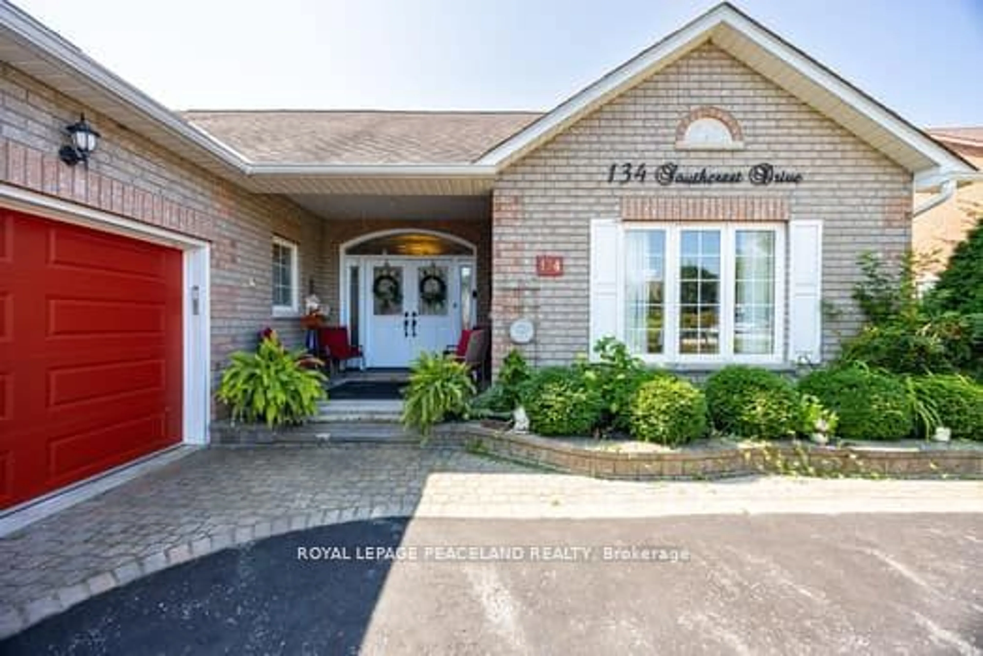 Indoor foyer for 134 Southcrest Dr, Kawartha Lakes Ontario L0C 1G0