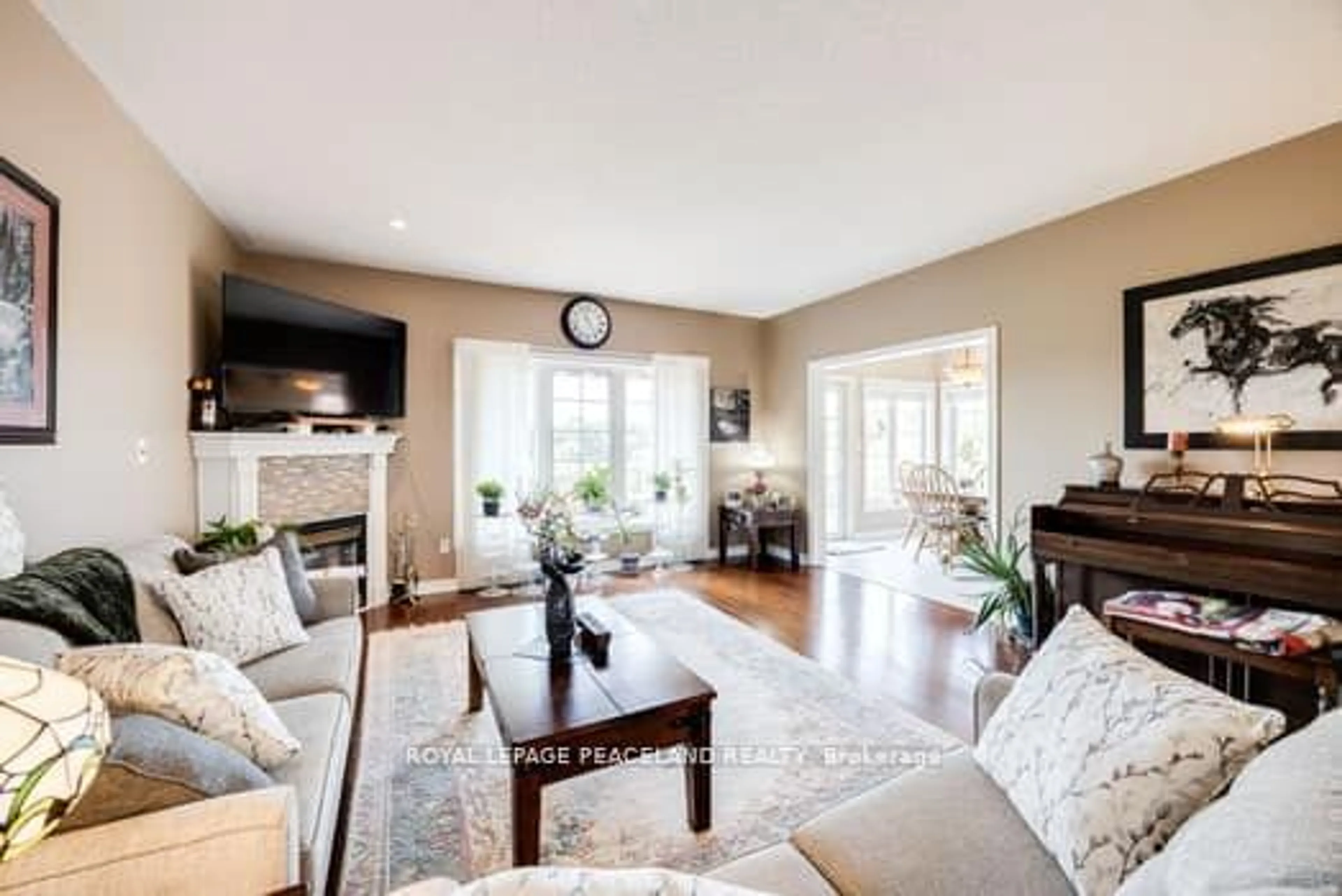 Living room, wood floors for 134 Southcrest Dr, Kawartha Lakes Ontario L0C 1G0