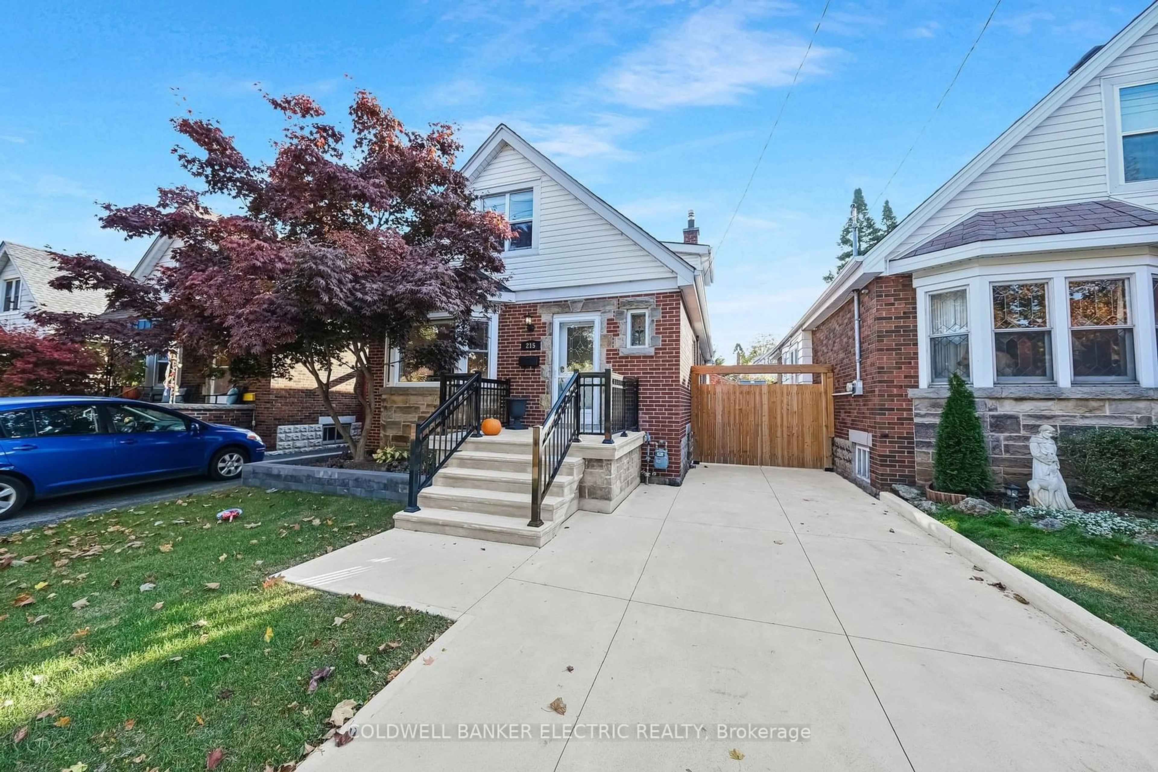 Frontside or backside of a home, the street view for 215 Wexford Ave, Hamilton Ontario L8K 2P1