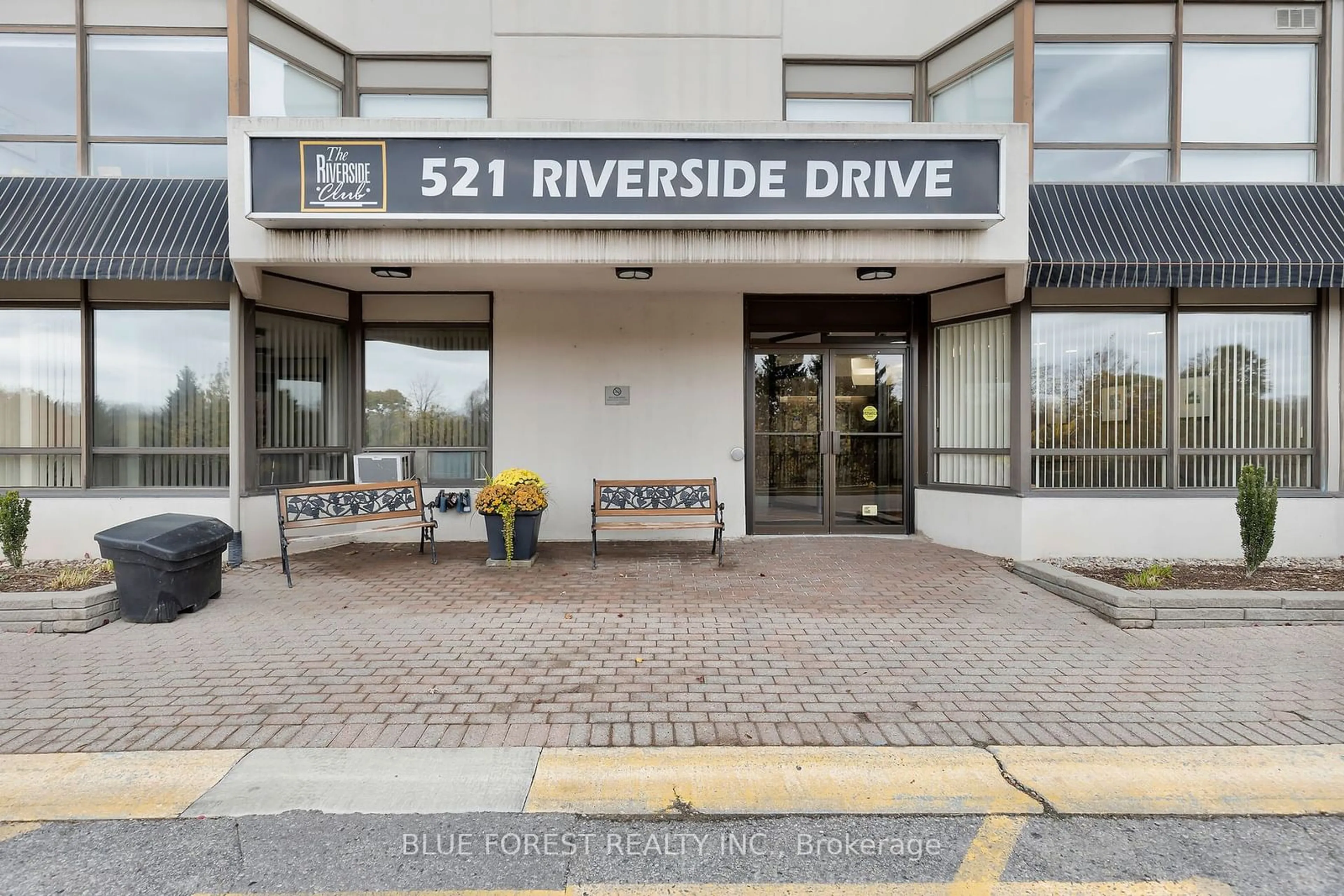 Indoor foyer for 521 Riverside Dr #709, London Ontario N6H 5E2