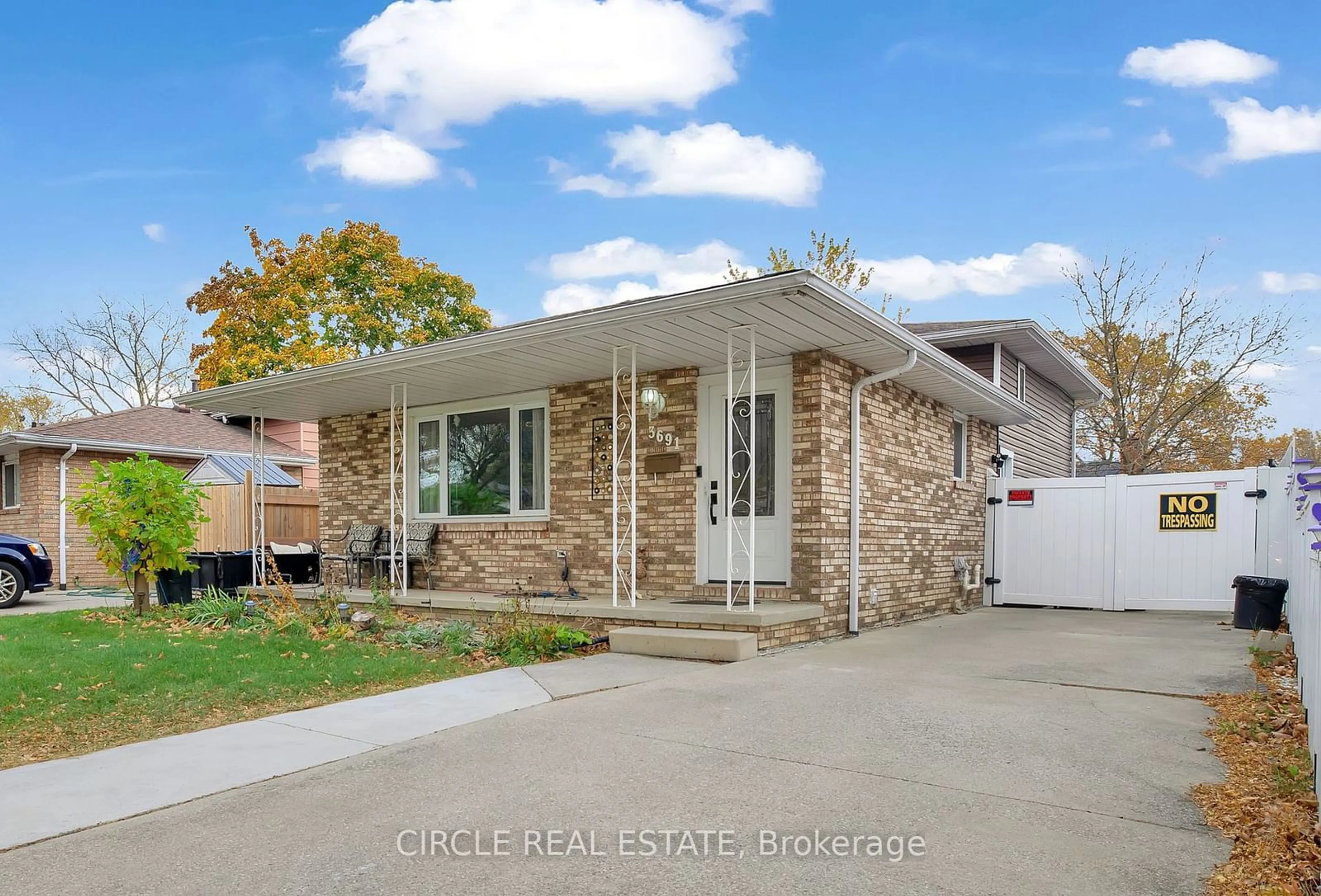 Frontside or backside of a home, cottage for 3691 Wildwood Dr, Windsor Ontario N8R 2B4