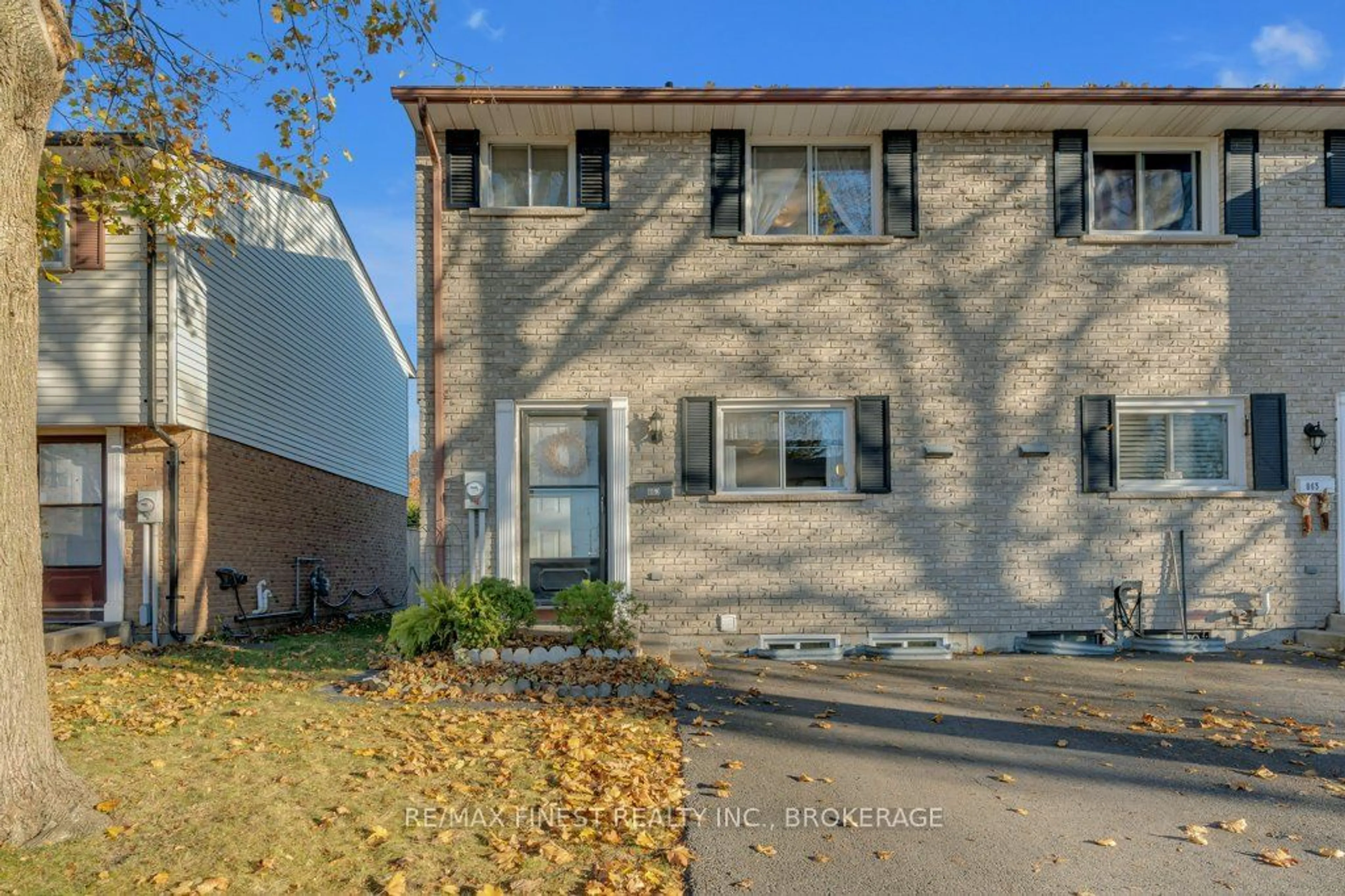 A pic from exterior of the house or condo, the street view for 863 Oakview Ave #6, Kingston Ontario K7M 6V4