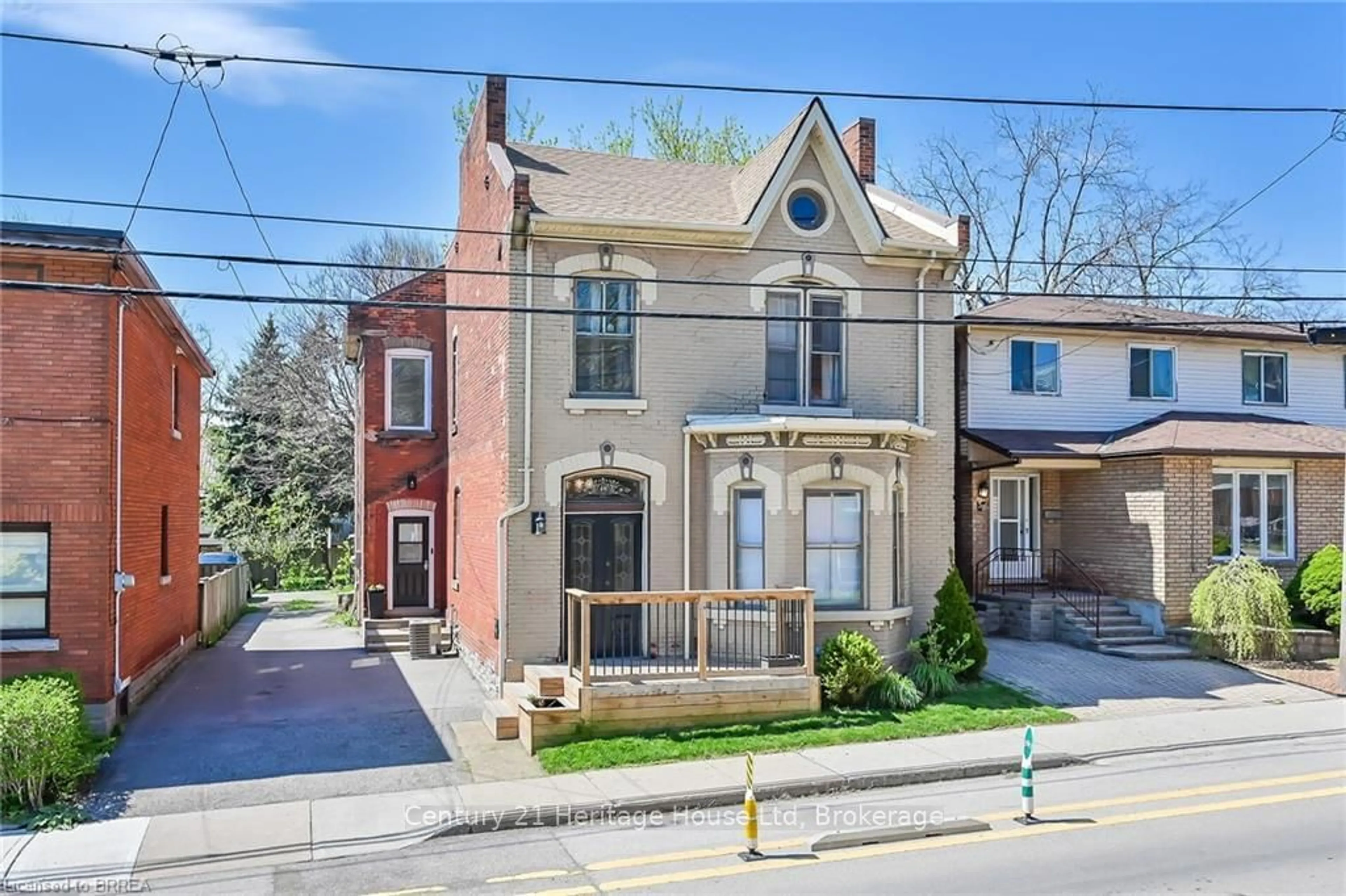 A pic from exterior of the house or condo, the street view for 40 Locke St, Hamilton Ontario L8P 3Z8