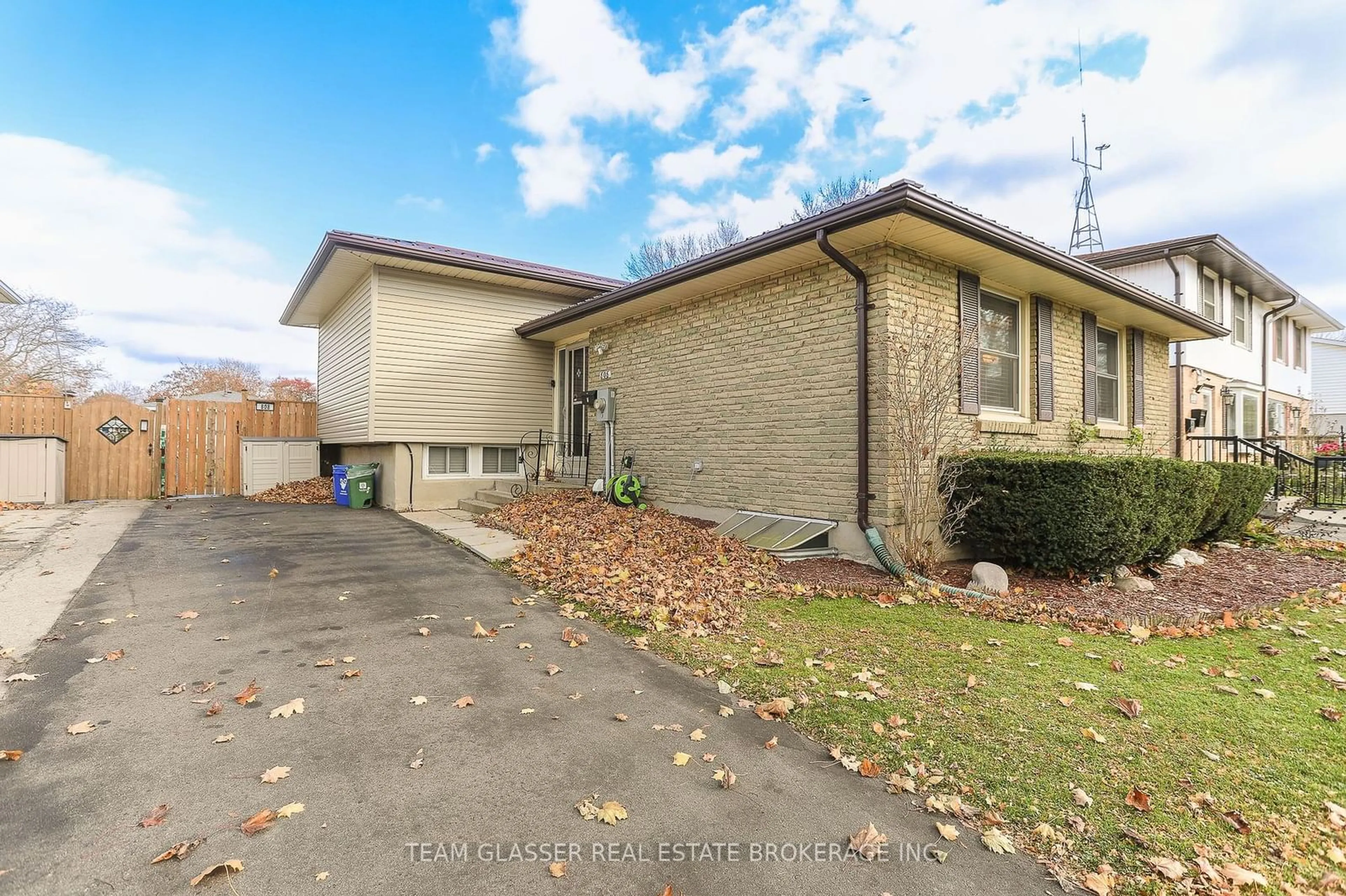 Frontside or backside of a home, the street view for 808 Dundalk Dr, London Ontario N6C 3V2