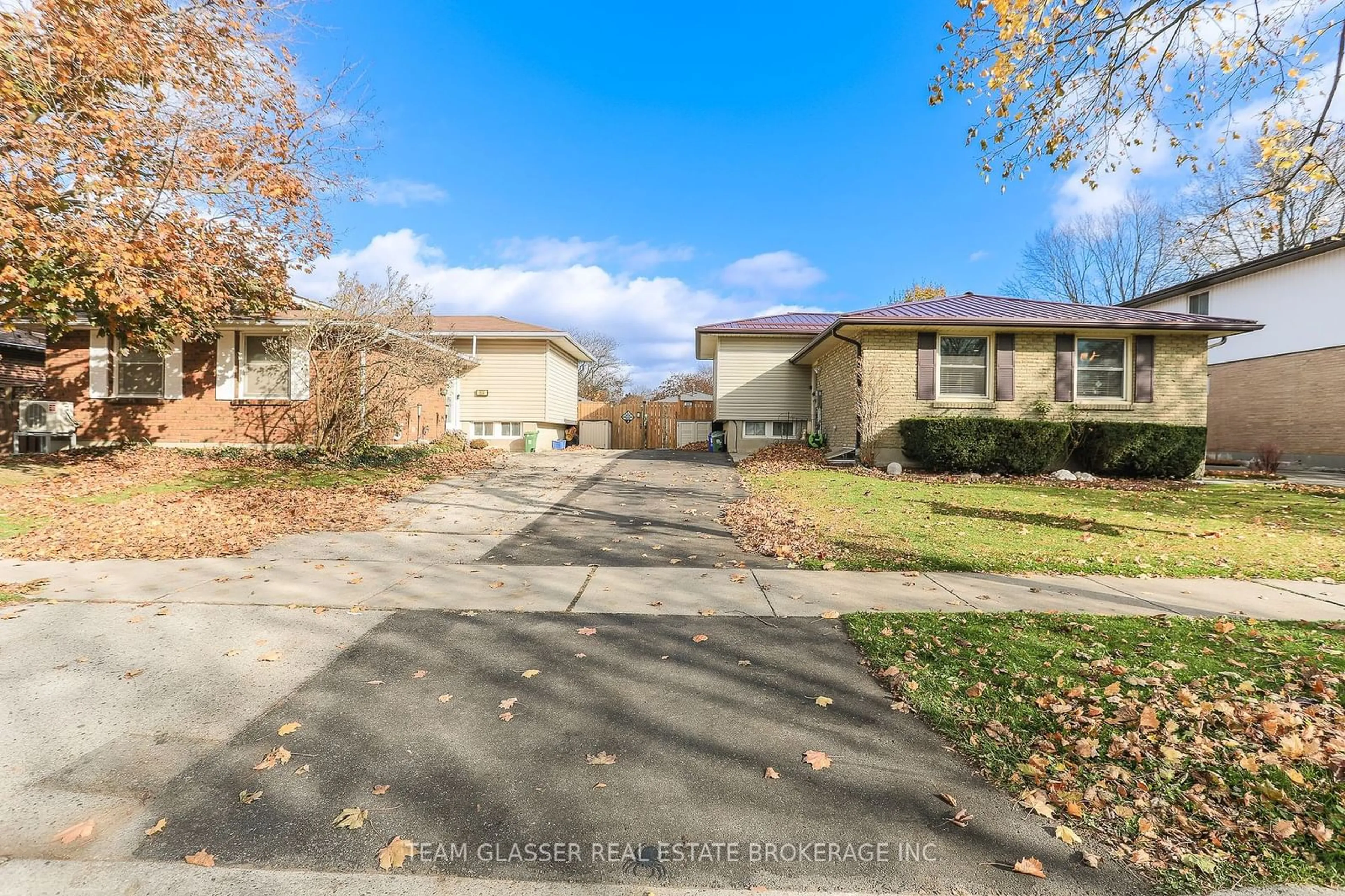 Frontside or backside of a home, the street view for 808 Dundalk Dr, London Ontario N6C 3V2