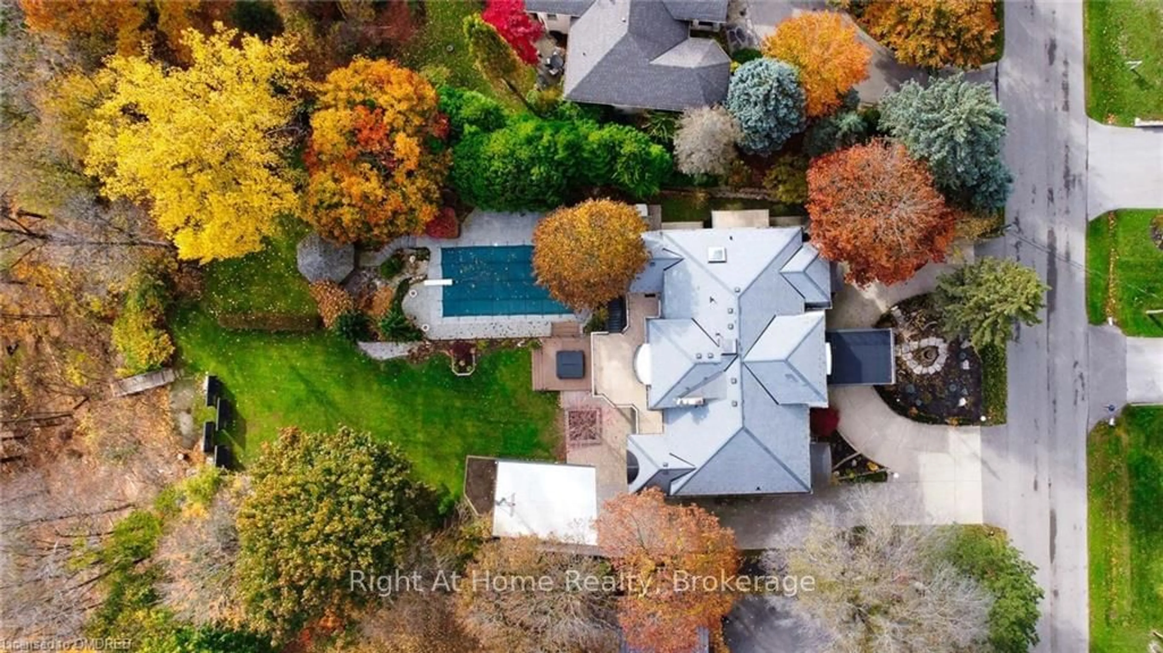 Frontside or backside of a home, the fenced backyard for 34 MAPLE Ave, Hamilton Ontario L9H 4W4