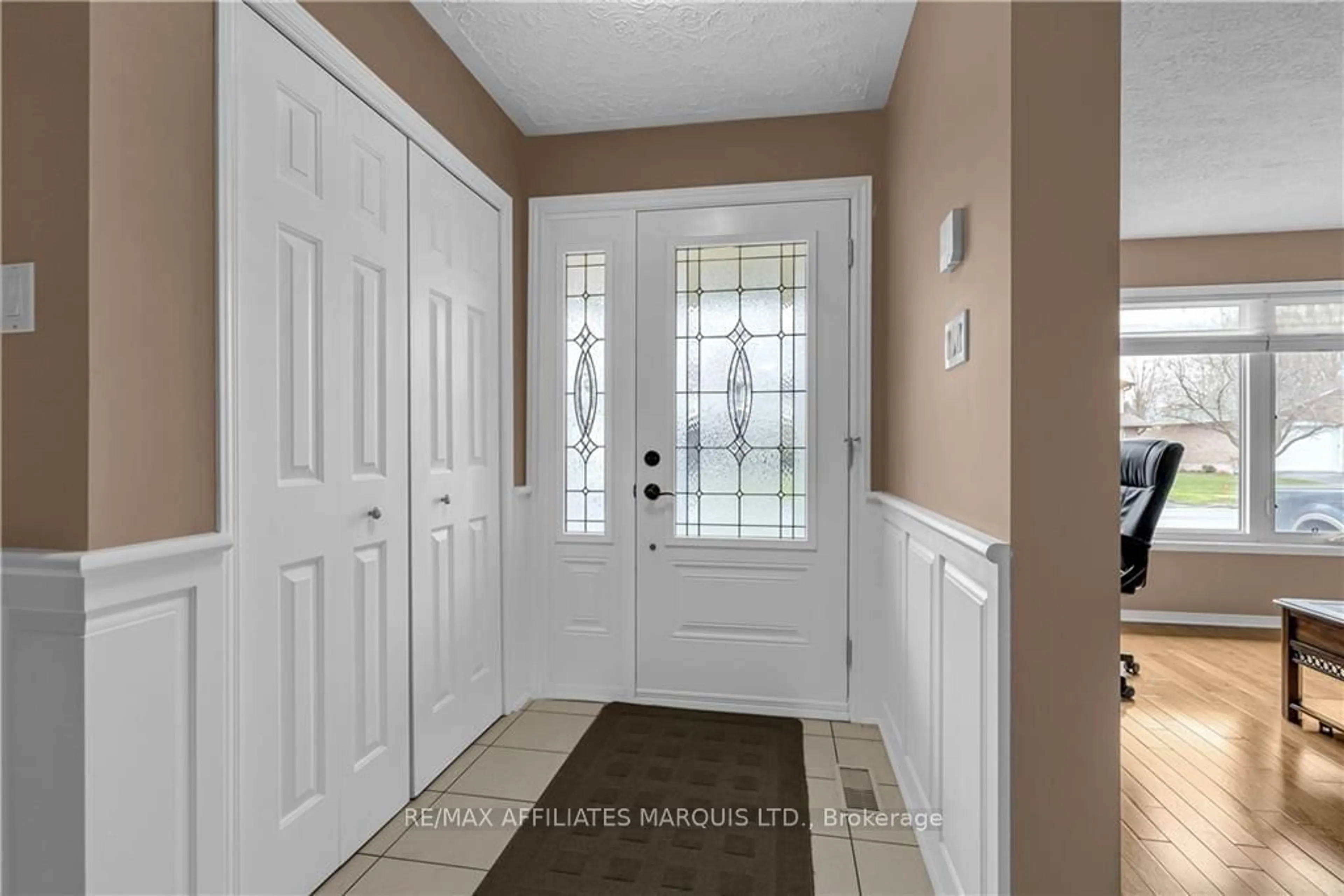 Indoor entryway, wood floors for 1402 HOLY CROSS Blvd, Cornwall Ontario K6H 6Z4