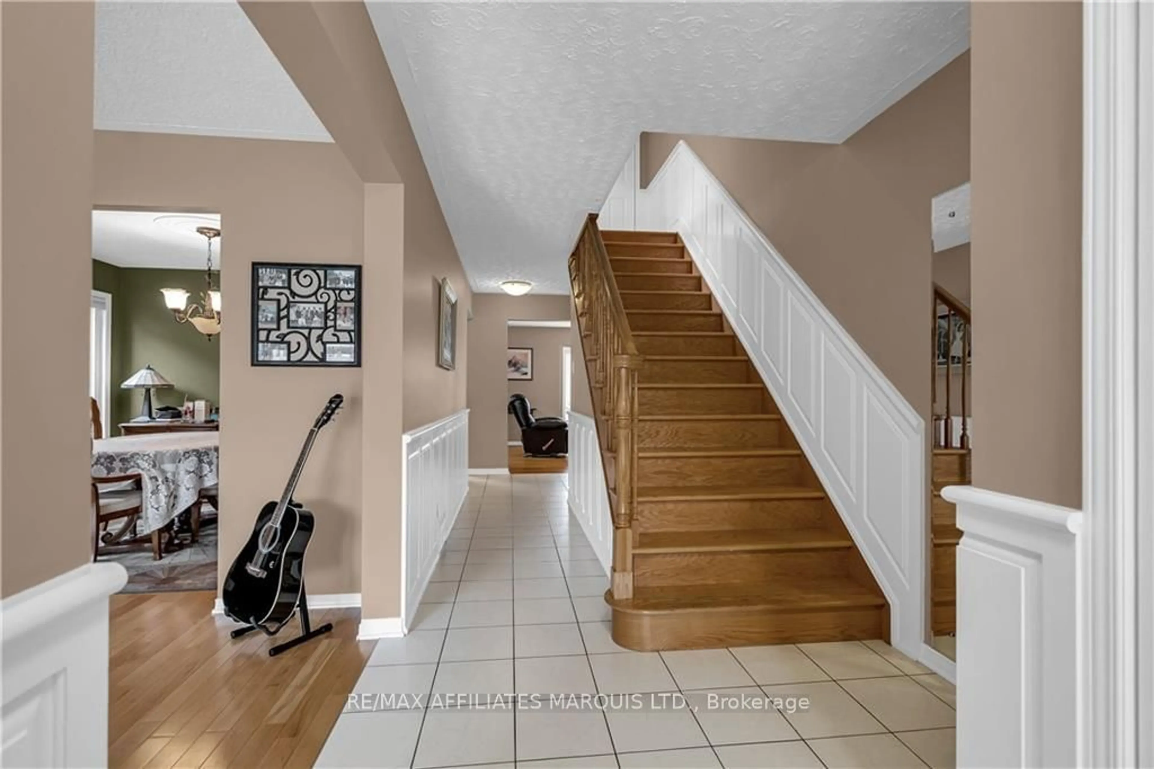 Indoor foyer, wood floors for 1402 HOLY CROSS Blvd, Cornwall Ontario K6H 6Z4