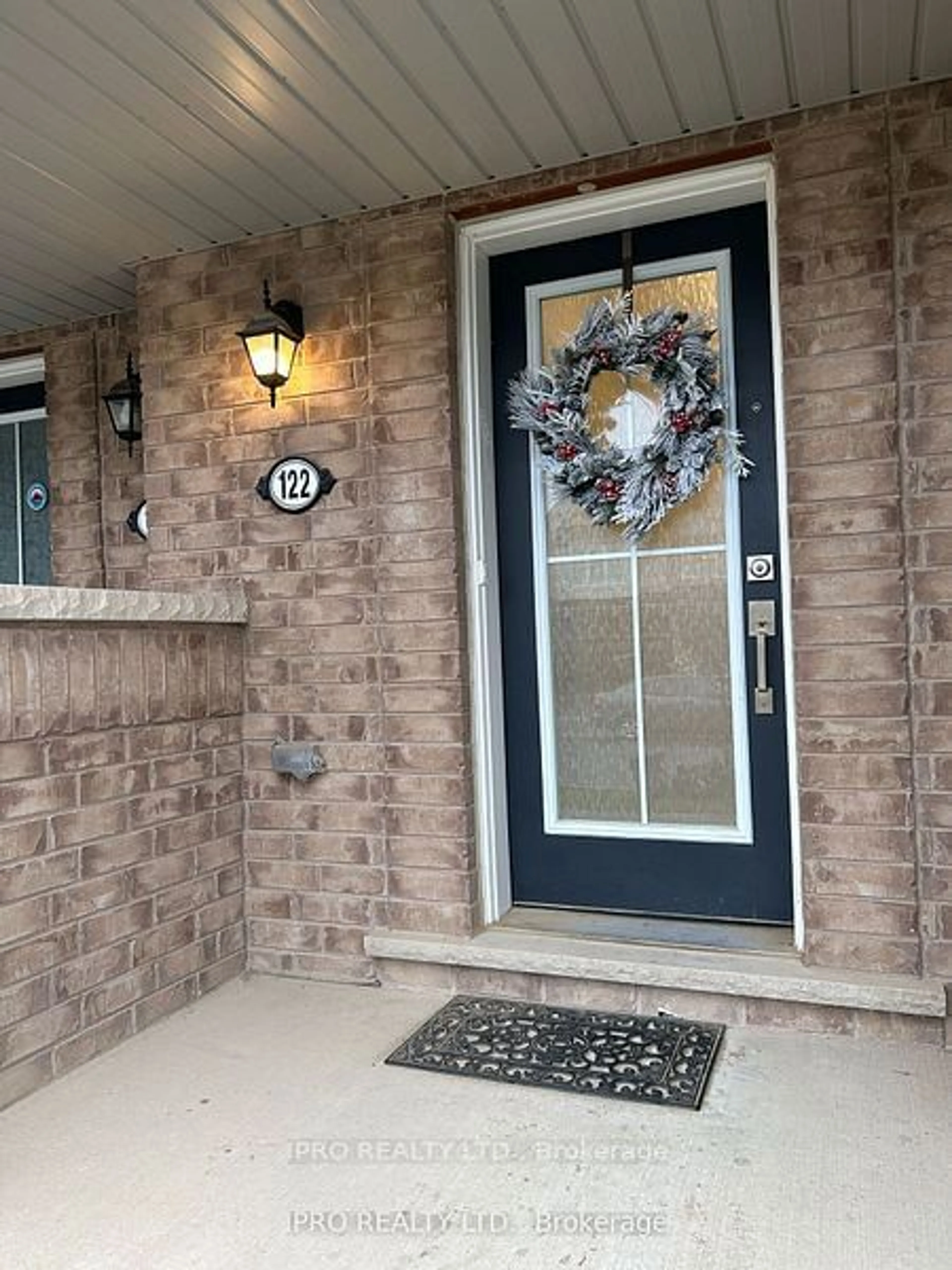 Indoor entryway, ceramic floors for 122 Munro Circ, Brantford Ontario N3T 0R4