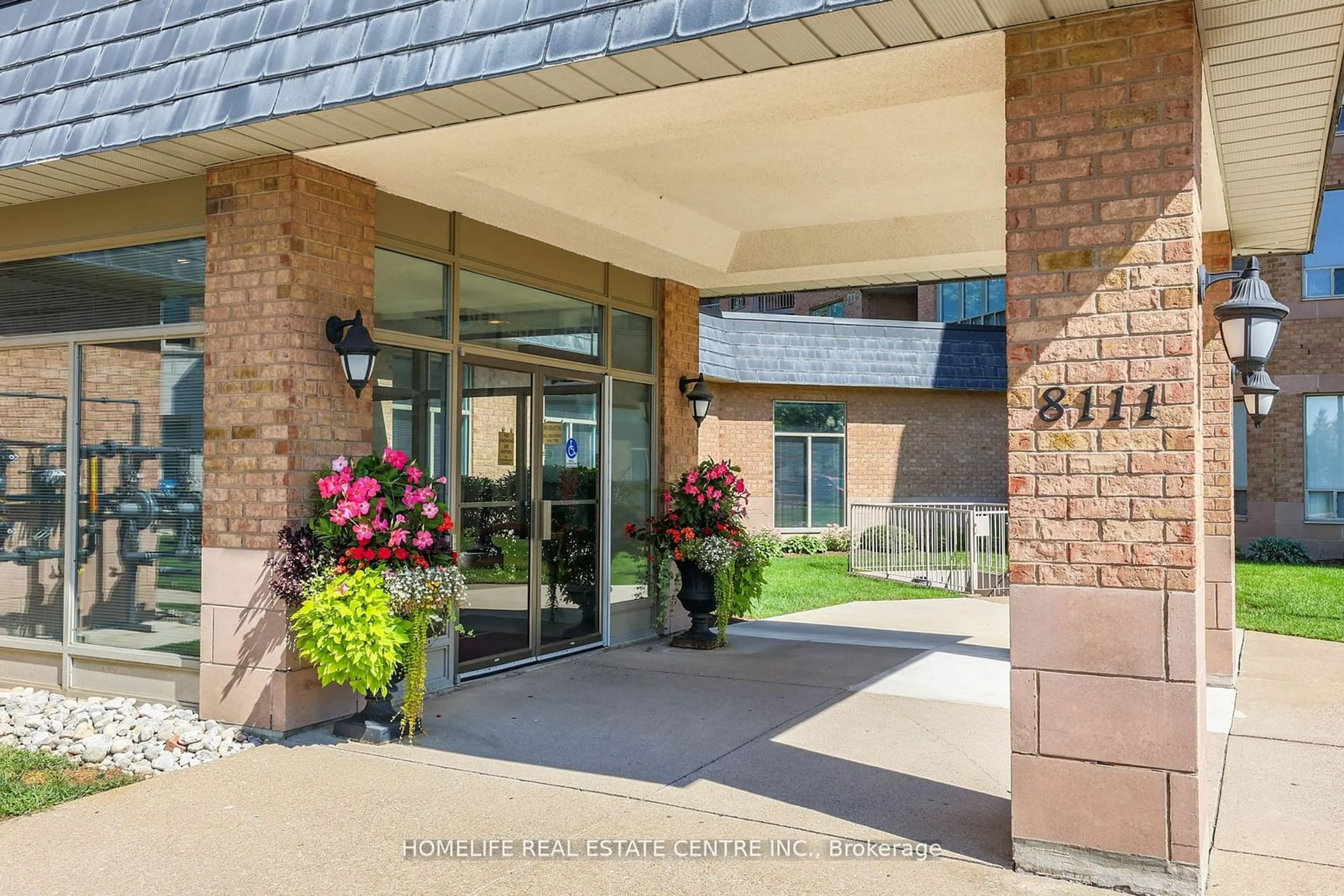 Indoor foyer for 8111 Forest Glen Dr #117, Niagara Falls Ontario L2H 2Y7