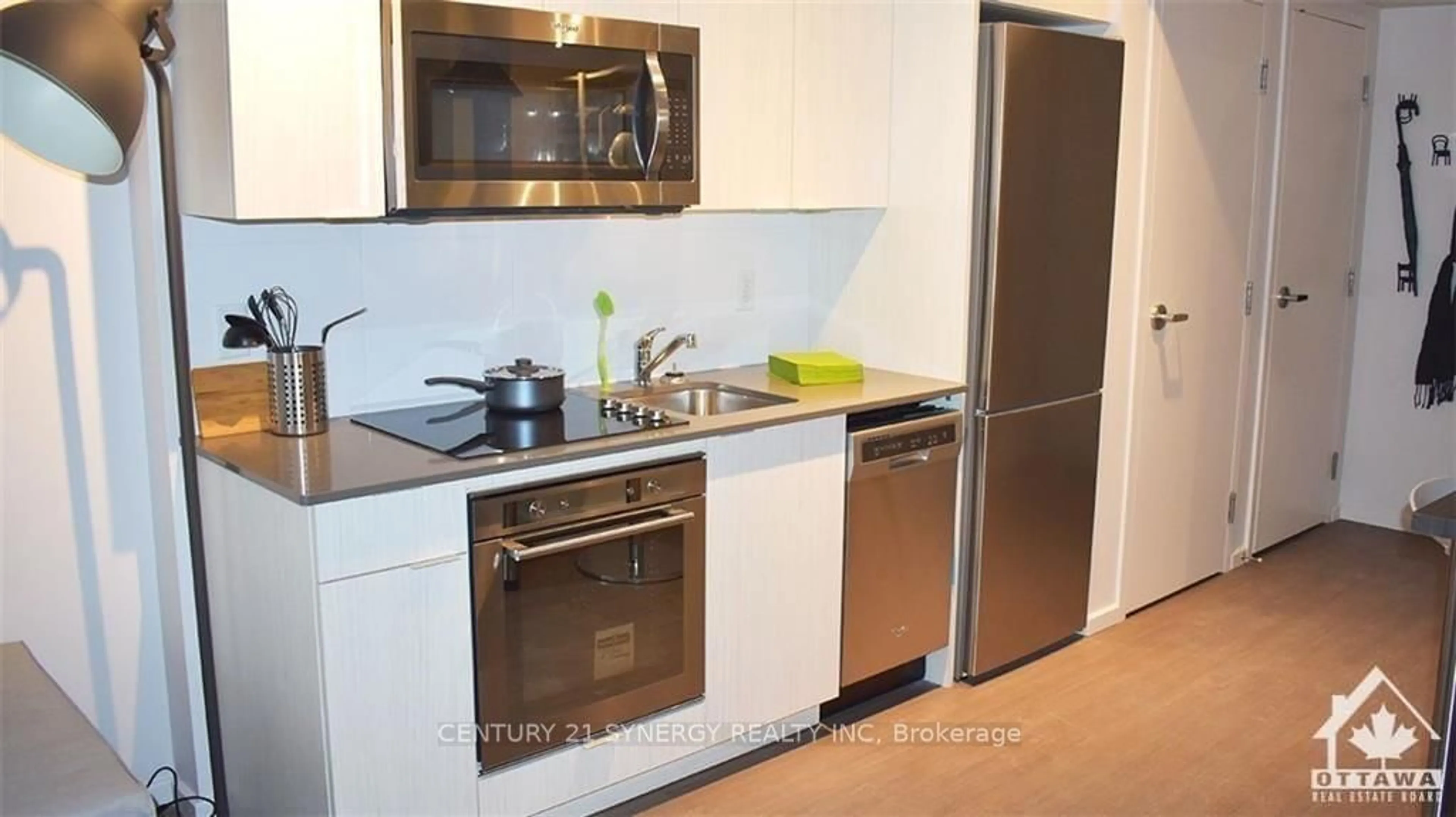 Standard kitchen for 105 CHAMPAGNE Ave #811, Dows Lake - Civic Hospital and Area Ontario K1S 4P3