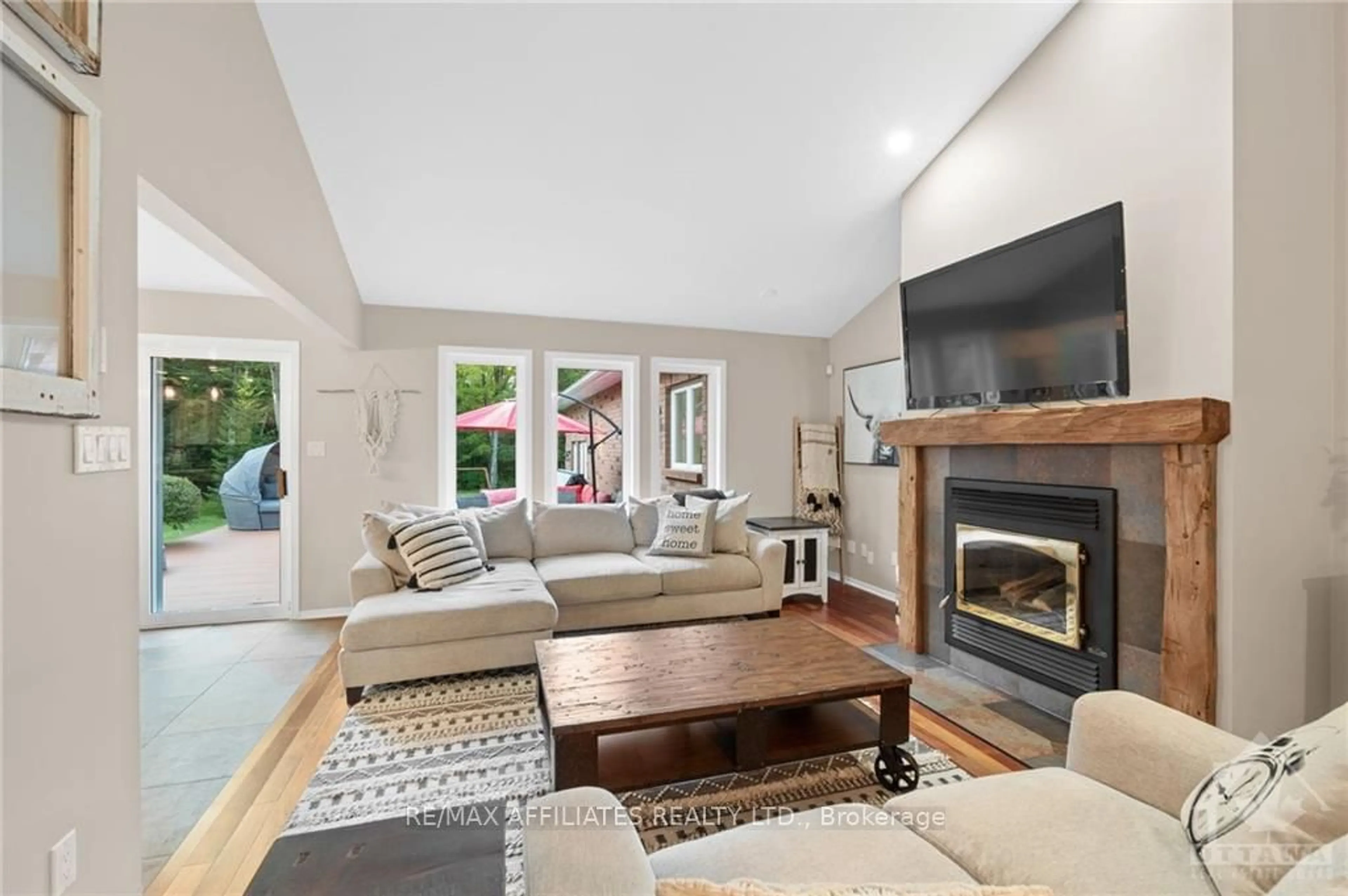 Living room, wood floors for 5487 CEDAR Dr, Manotick - Kars - Rideau Twp and Area Ontario K4M 1B4