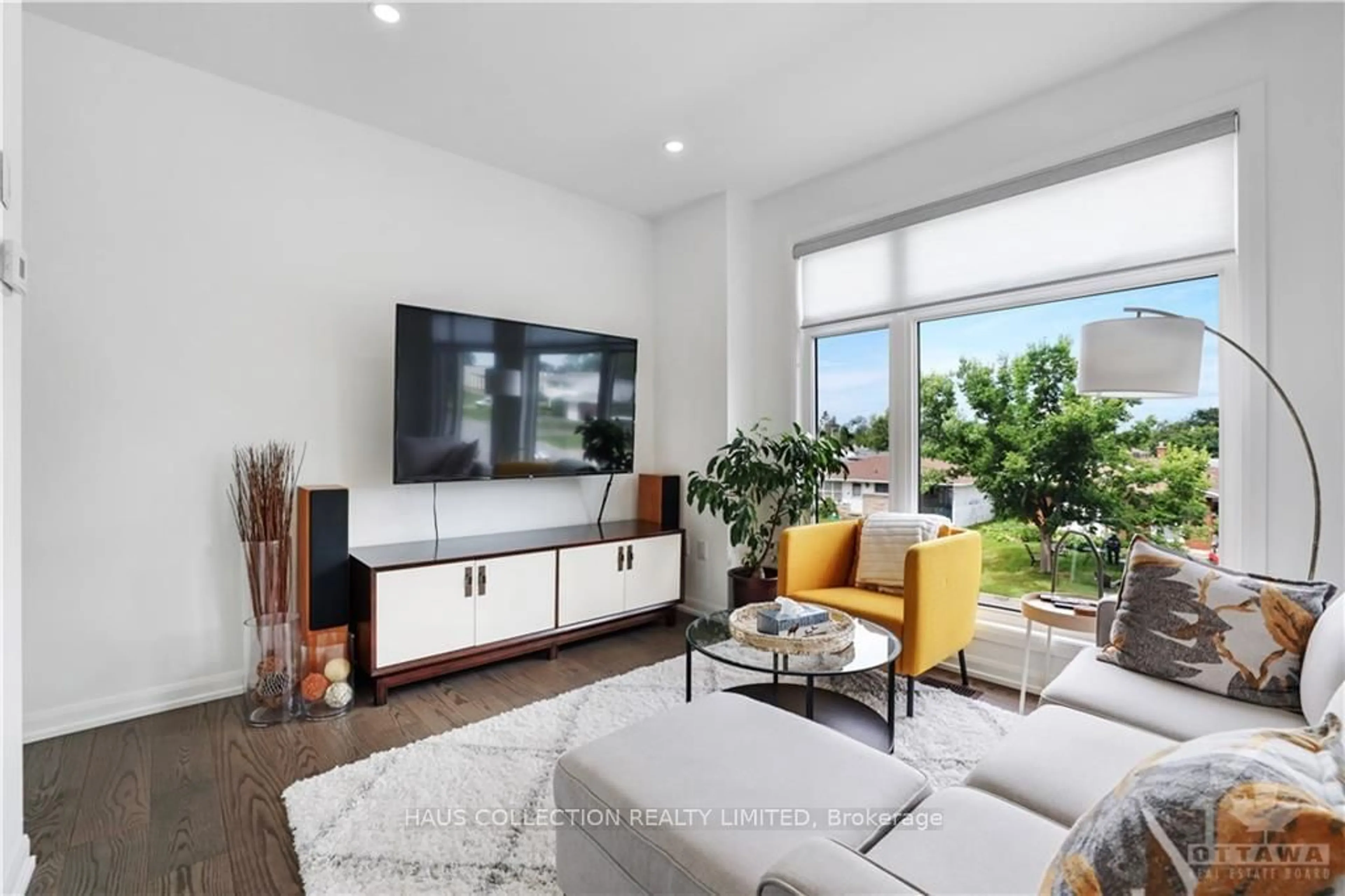 Living room, wood floors for 2710 DRAPER Ave, Parkway Park - Queensway Terrace S and Area Ontario K2H 0C4