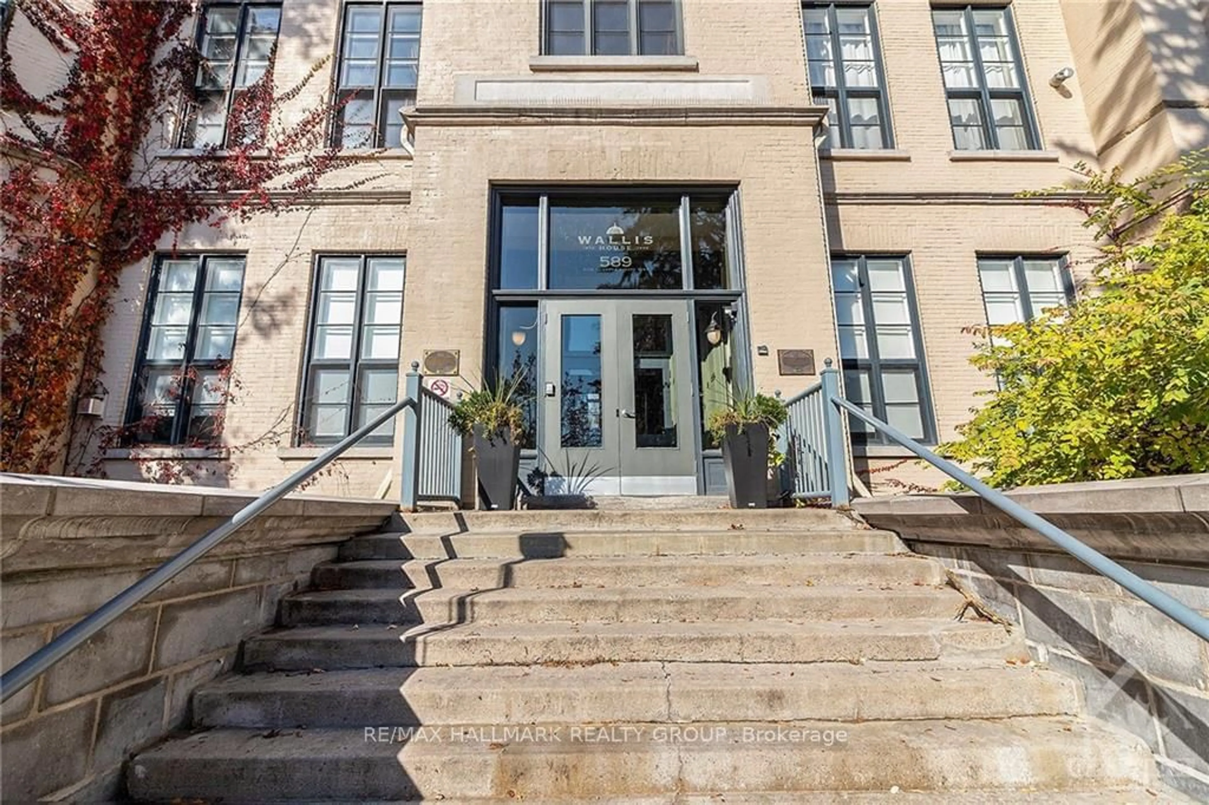 Indoor foyer, wood floors for 589 RIDEAU St #206, Lower Town - Sandy Hill Ontario K1N 6A1